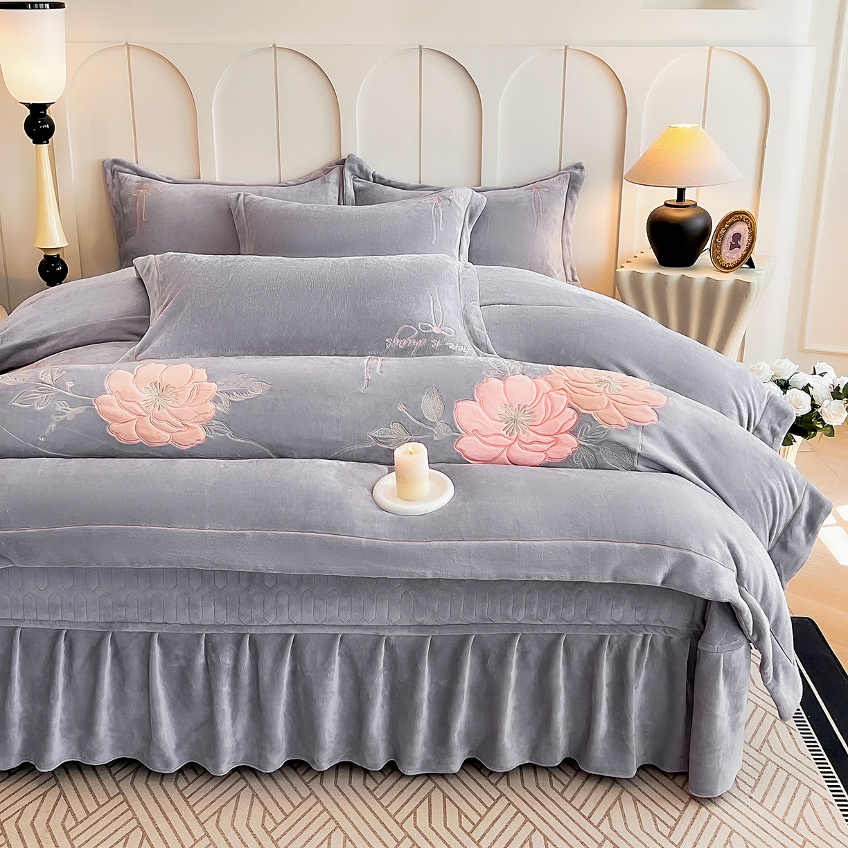 91家纺网 家纺一手货源 找家纺 孟鑫家纺 2025新款230克高克重宽边一字绣牛奶绒贴布绣花四件套床盖款-绣语清风 绣语清风-灰紫