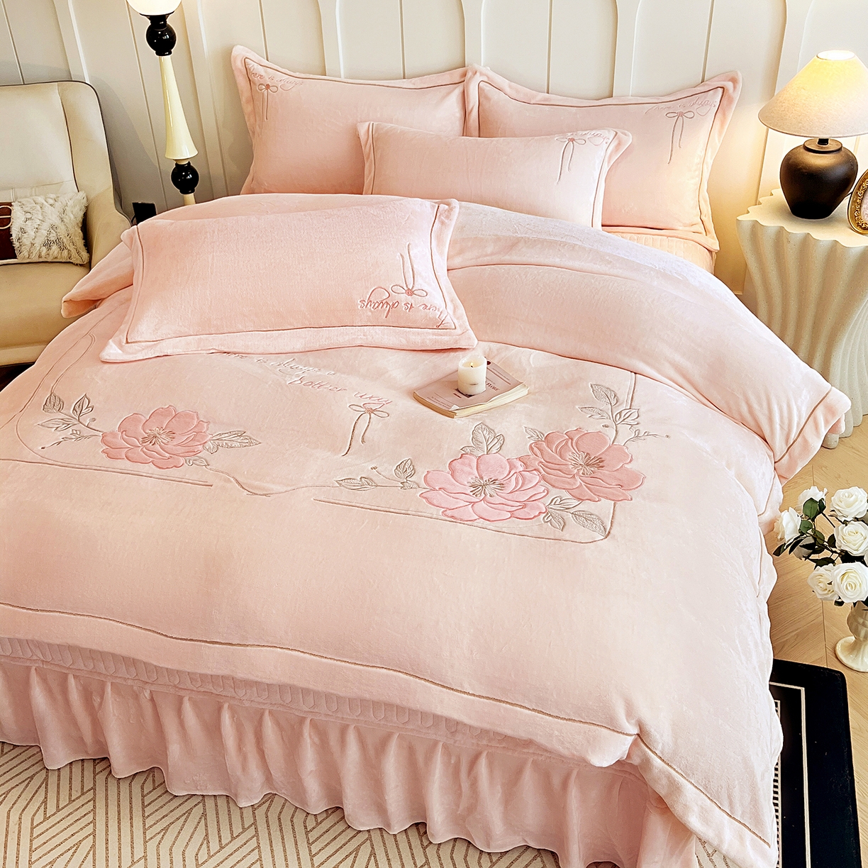 91家纺网 家纺一手货源 找家纺 孟鑫家纺 2025新款230克高克重宽边一字绣牛奶绒贴布绣花四件套床盖款-绣语清风 绣语清风-粉玉