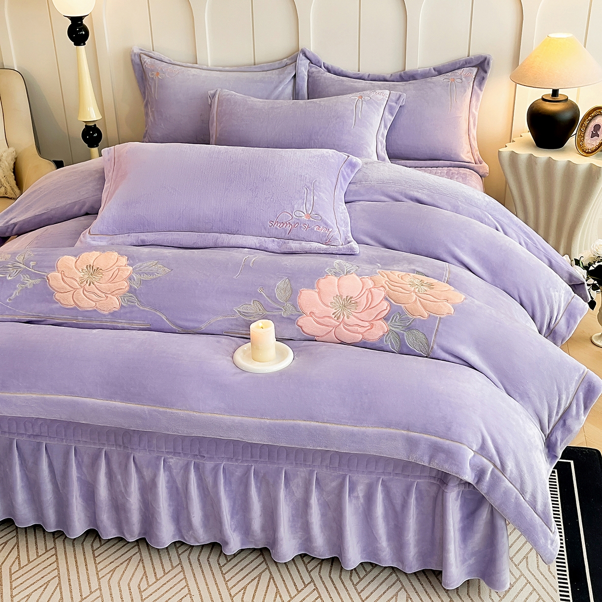 91家纺网 家纺一手货源 找家纺 孟鑫家纺 2025新款230克高克重宽边一字绣牛奶绒贴布绣花四件套床盖款-绣语清风 绣语清风-千夏紫