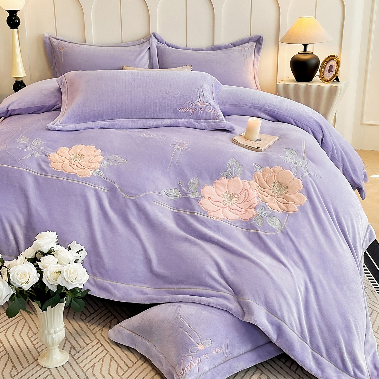 91家纺网 家纺一手货源 找家纺 孟鑫家纺 2025新款230克高克重宽边一字绣牛奶绒贴布绣花四件套床盖款-绣语清风 绣语清风-千夏紫