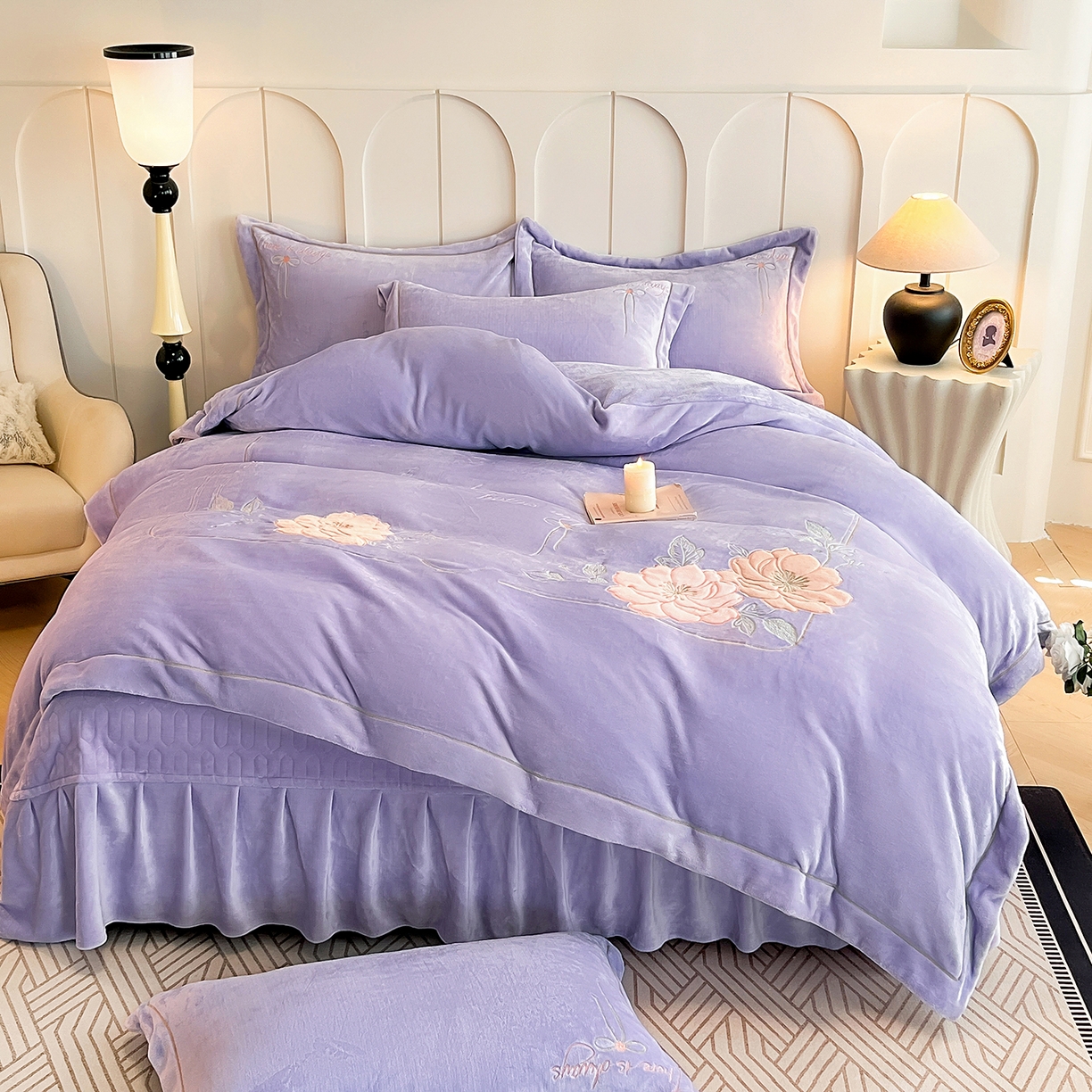 91家纺网 家纺一手货源 找家纺 孟鑫家纺 2025新款230克高克重宽边一字绣牛奶绒贴布绣花四件套床盖款-绣语清风 绣语清风-千夏紫