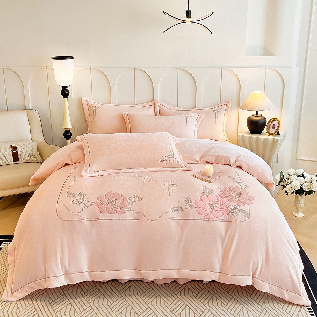 91家纺网 家纺一手货源 找家纺 孟鑫家纺 2025新款230克高克重宽边一字绣牛奶绒贴布绣花四件套床盖款-绣语清风 绣语清风-粉玉