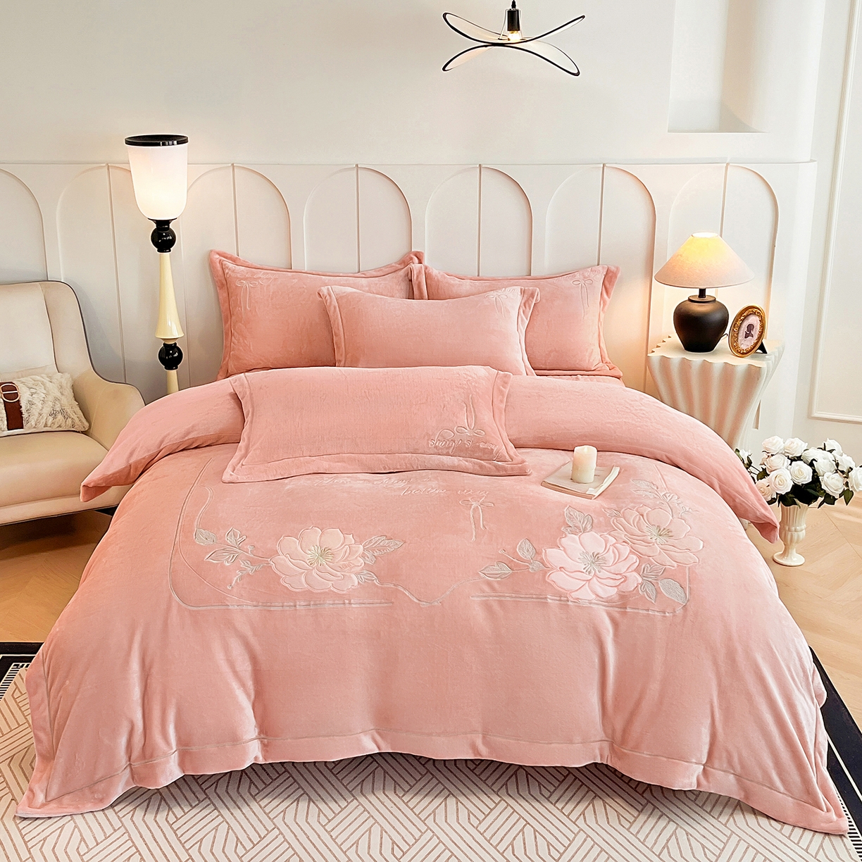 91家纺网 家纺一手货源 找家纺 孟鑫家纺 2025新款230克高克重宽边一字绣牛奶绒贴布绣花四件套床盖款-绣语清风 绣语清风-豆沙