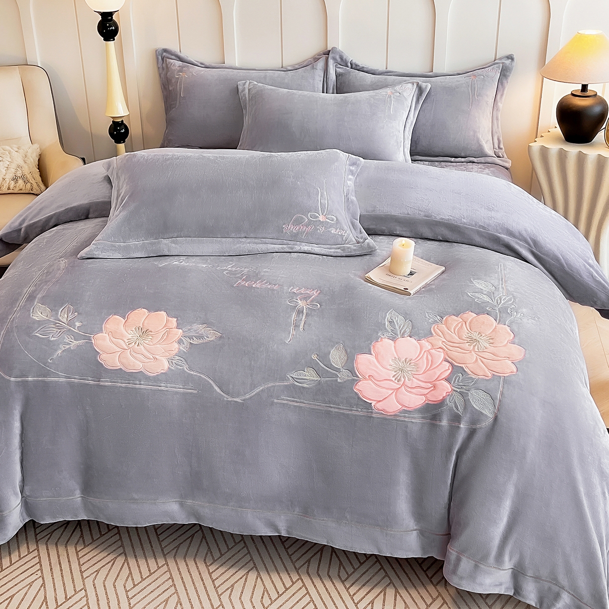 91家纺网 家纺一手货源 找家纺 孟鑫家纺 2025新款230克高克重宽边一字绣牛奶绒贴布绣花四件套床盖款-绣语清风 绣语清风-灰紫