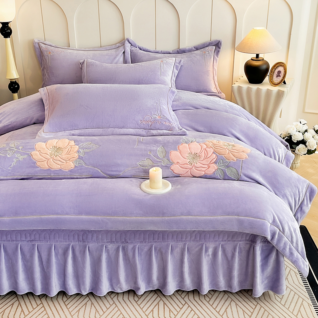 91家纺网 家纺一手货源 找家纺 孟鑫家纺 2025新款230克高克重宽边一字绣牛奶绒贴布绣花四件套床盖款-绣语清风 绣语清风-千夏紫