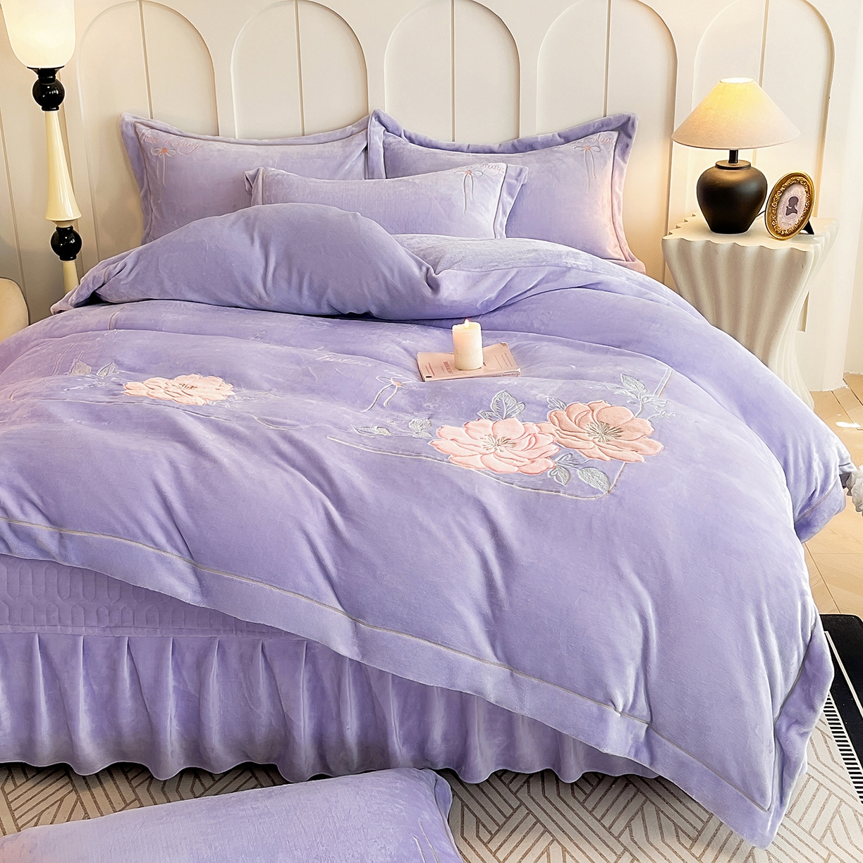 91家纺网 家纺一手货源 找家纺 孟鑫家纺 2025新款230克高克重宽边一字绣牛奶绒贴布绣花四件套床盖款-绣语清风 绣语清风-千夏紫