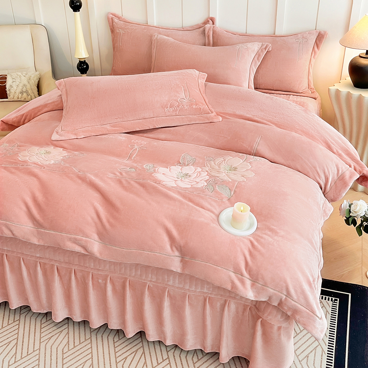 91家纺网 家纺一手货源 找家纺 孟鑫家纺 2025新款230克高克重宽边一字绣牛奶绒贴布绣花四件套床盖款-绣语清风 绣语清风-豆沙