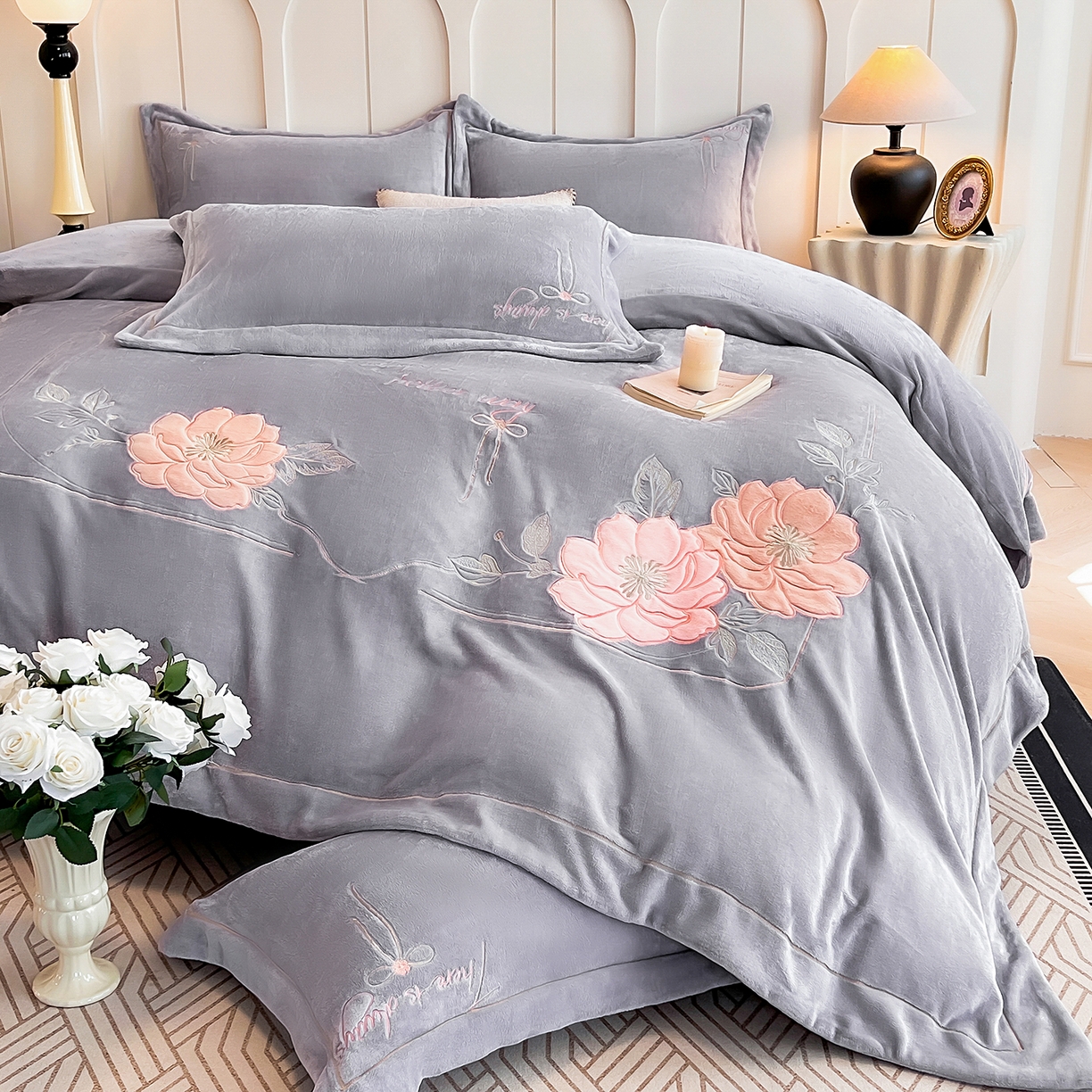 91家纺网 家纺一手货源 找家纺 孟鑫家纺 2025新款230克高克重宽边一字绣牛奶绒贴布绣花四件套床盖款-绣语清风 绣语清风-灰紫