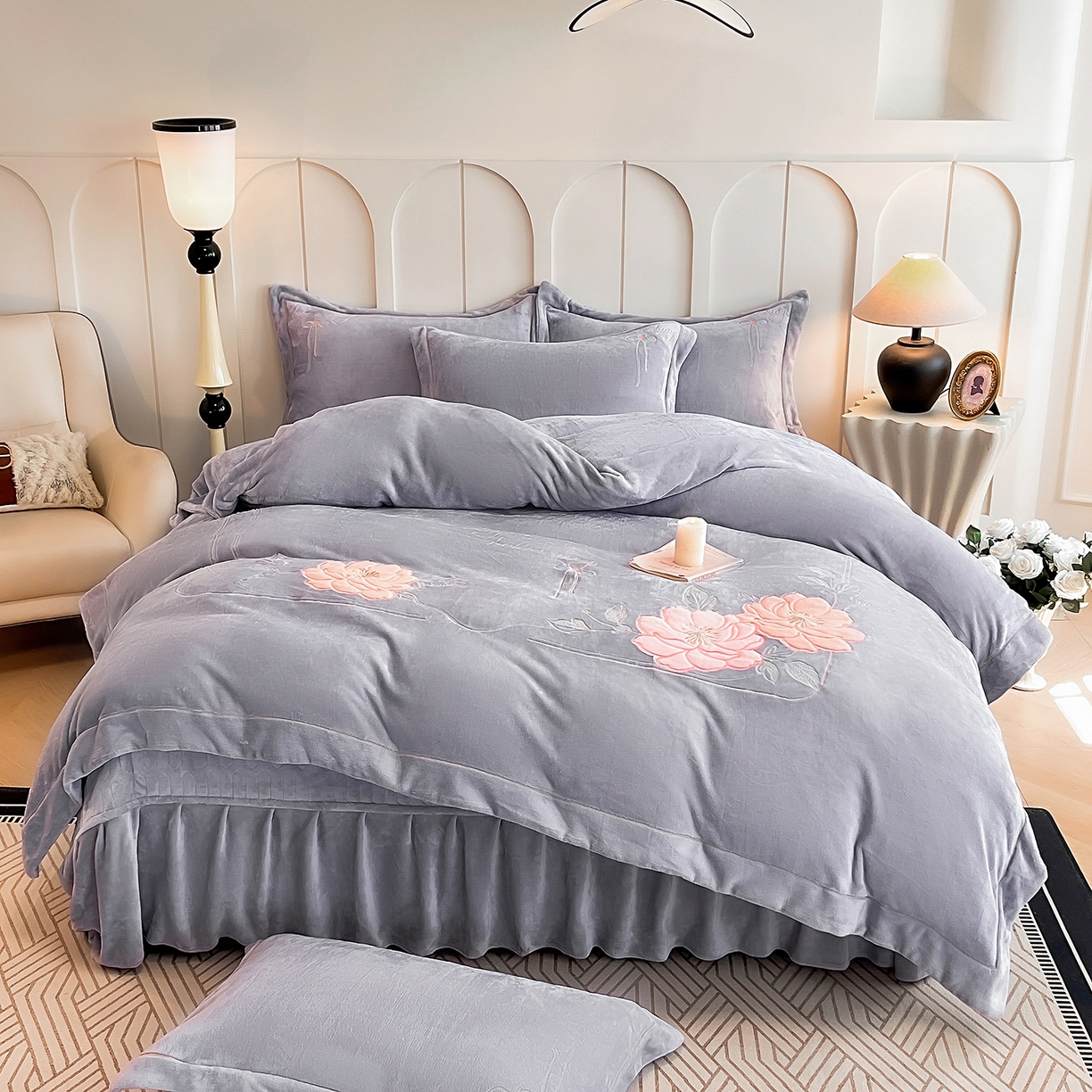 91家纺网 家纺一手货源 找家纺 孟鑫家纺 2025新款230克高克重宽边一字绣牛奶绒贴布绣花四件套床盖款-绣语清风 绣语清风-灰紫