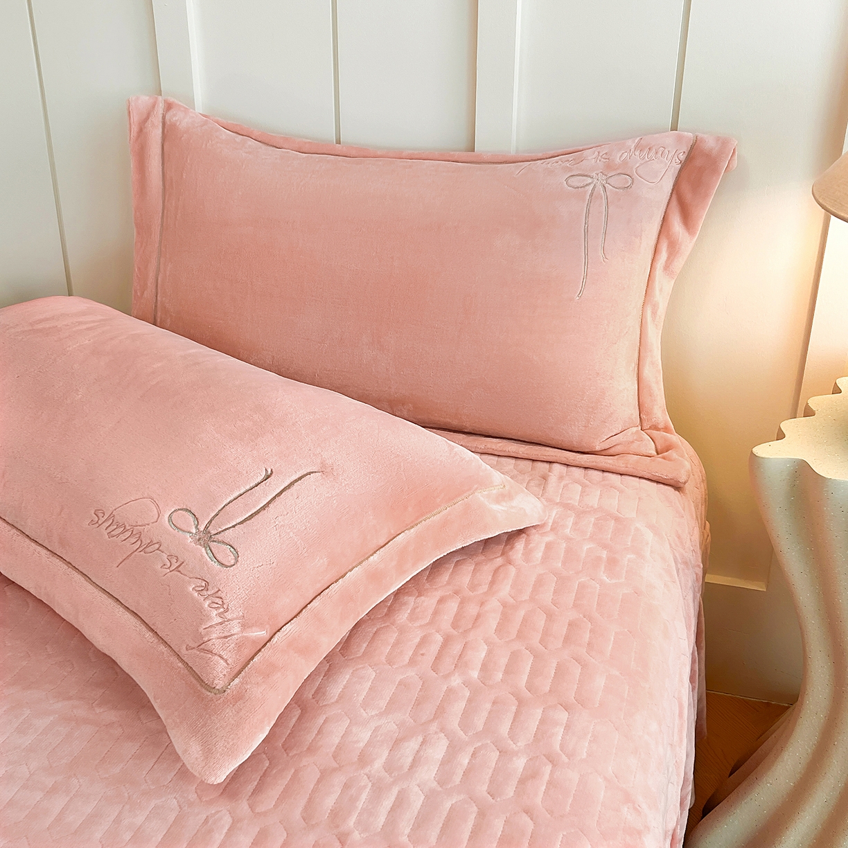 91家纺网 家纺一手货源 找家纺 孟鑫家纺 2025新款230克高克重宽边一字绣牛奶绒贴布绣花四件套床盖款-绣语清风 绣语清风-豆沙