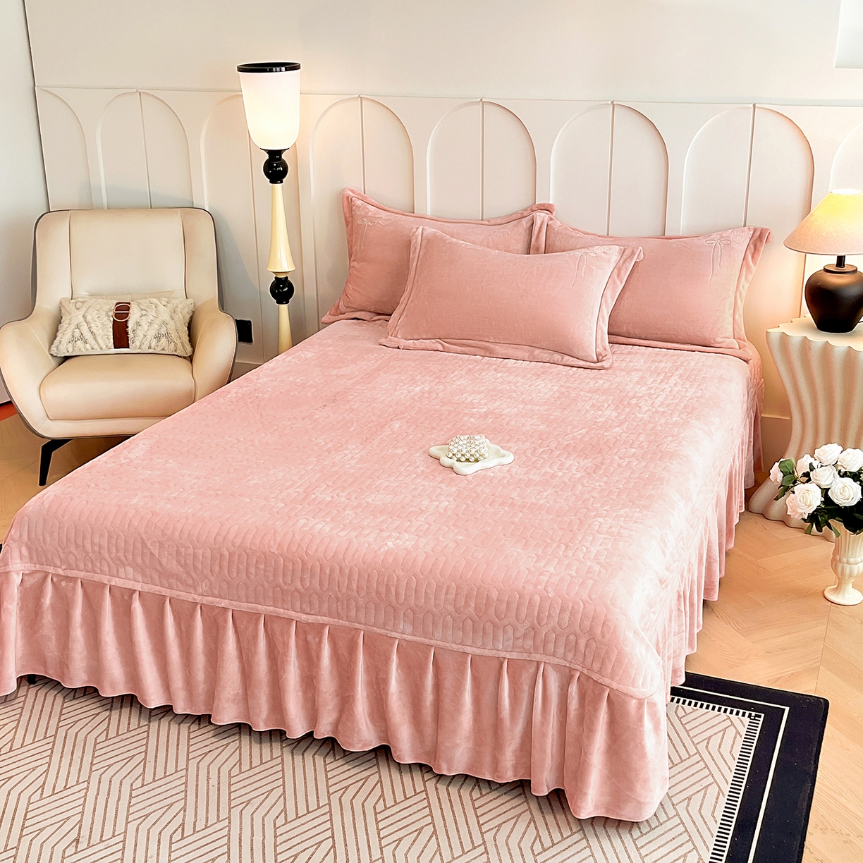 91家纺网 家纺一手货源 找家纺 孟鑫家纺 2025新款230克高克重宽边一字绣牛奶绒贴布绣花四件套床盖款-绣语清风 绣语清风-豆沙