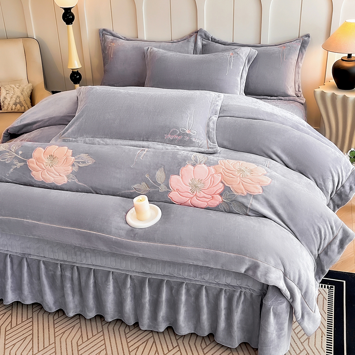 91家纺网 家纺一手货源 找家纺 孟鑫家纺 2025新款230克高克重宽边一字绣牛奶绒贴布绣花四件套床盖款-绣语清风 绣语清风-灰紫