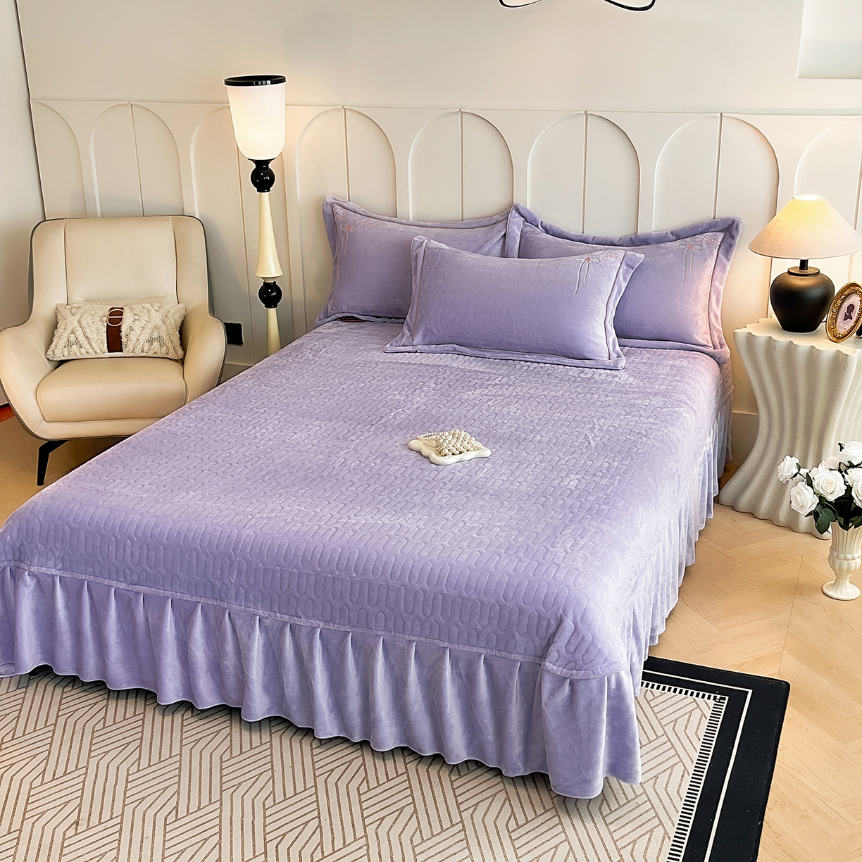 91家纺网 家纺一手货源 找家纺 孟鑫家纺 2025新款230克高克重宽边一字绣牛奶绒贴布绣花四件套床盖款-绣语清风 绣语清风-千夏紫