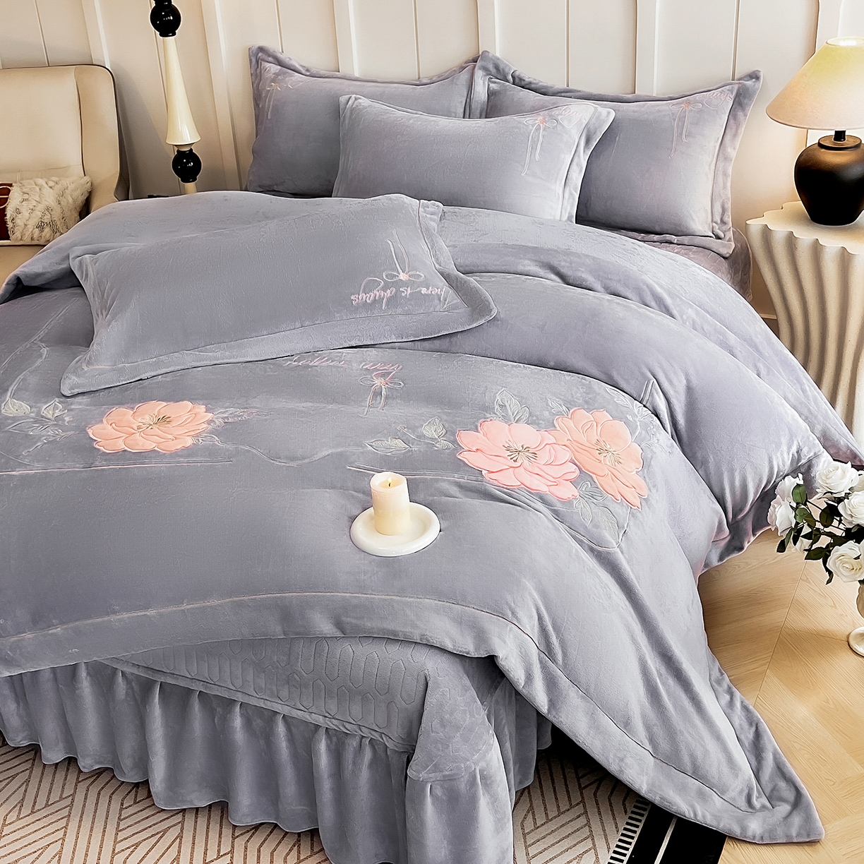 91家纺网 家纺一手货源 找家纺 孟鑫家纺 2025新款230克高克重宽边一字绣牛奶绒贴布绣花四件套床盖款-绣语清风 绣语清风-灰紫