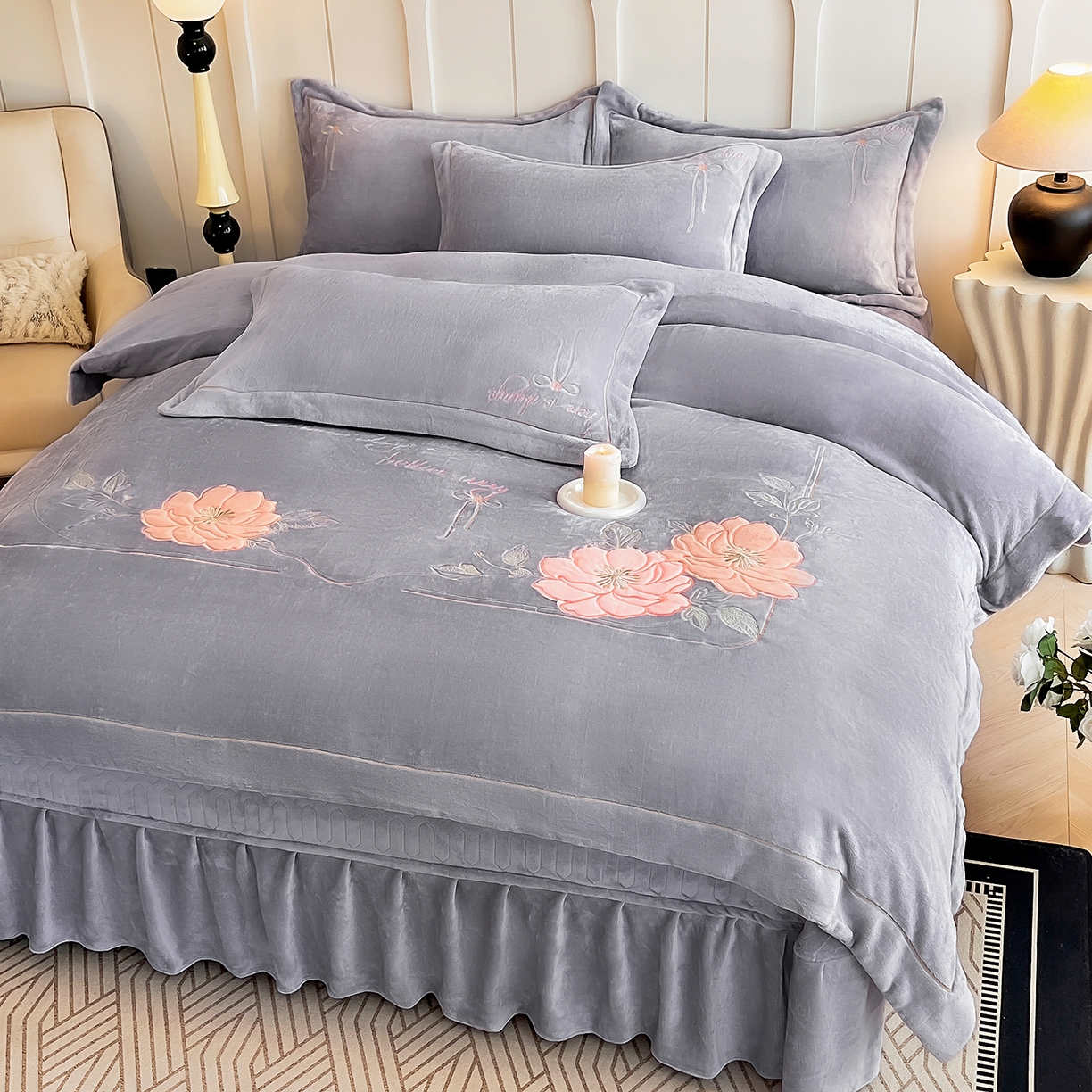 91家纺网 家纺一手货源 找家纺 孟鑫家纺 2025新款230克高克重宽边一字绣牛奶绒贴布绣花四件套床盖款-绣语清风 绣语清风-灰紫