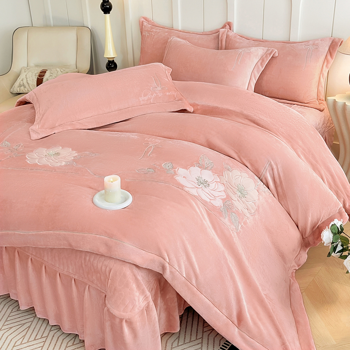 91家纺网 家纺一手货源 找家纺 孟鑫家纺 2025新款230克高克重宽边一字绣牛奶绒贴布绣花四件套床盖款-绣语清风 绣语清风-豆沙