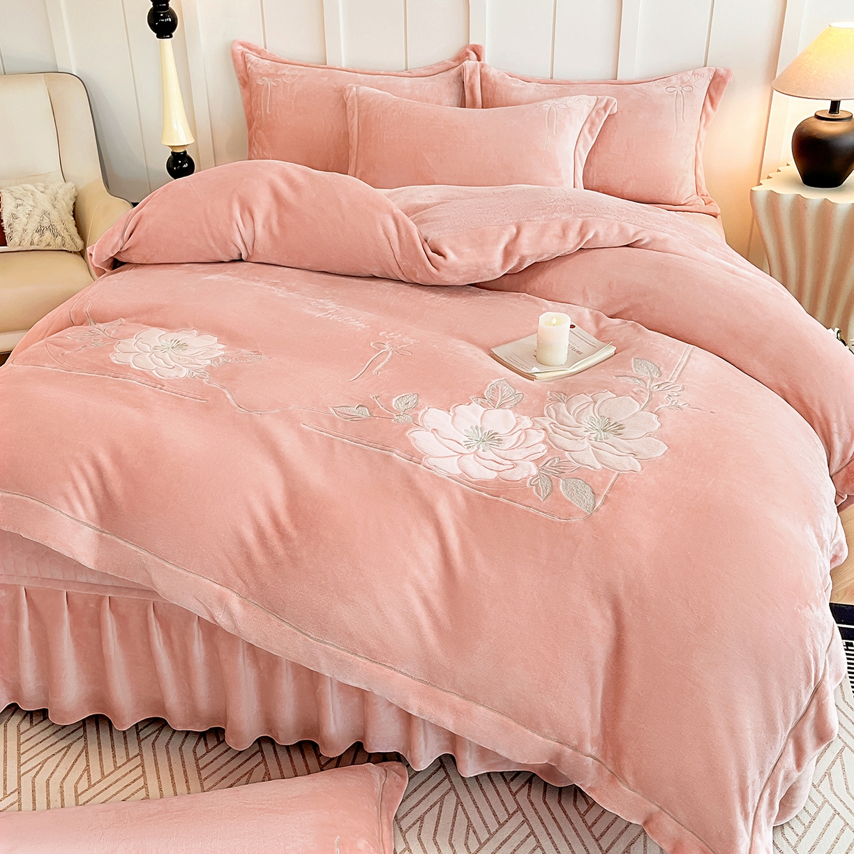 91家纺网 家纺一手货源 找家纺 孟鑫家纺 2025新款230克高克重宽边一字绣牛奶绒贴布绣花四件套床盖款-绣语清风 绣语清风-豆沙