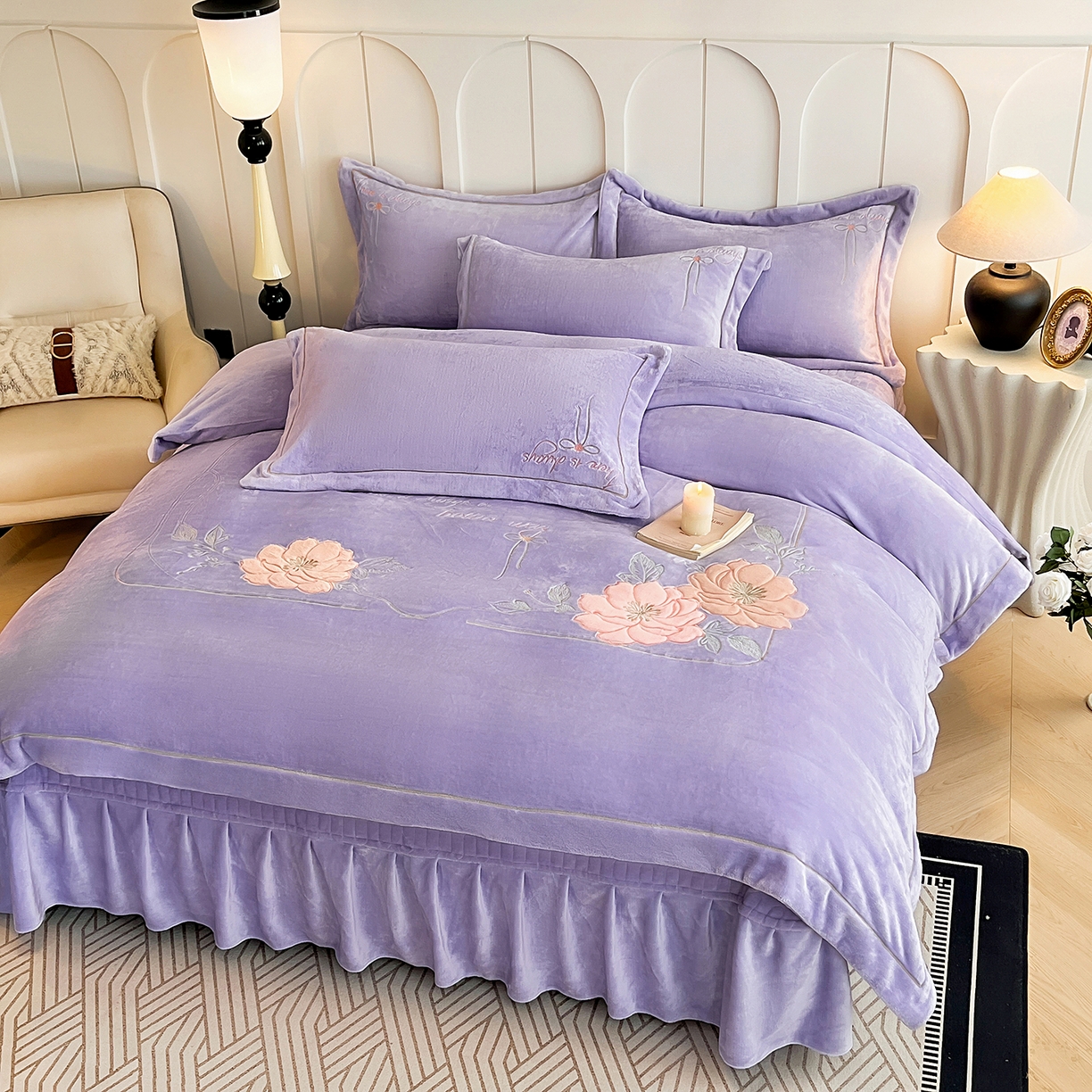 91家纺网 家纺一手货源 找家纺 孟鑫家纺 2025新款230克高克重宽边一字绣牛奶绒贴布绣花四件套床盖款-绣语清风 绣语清风-千夏紫