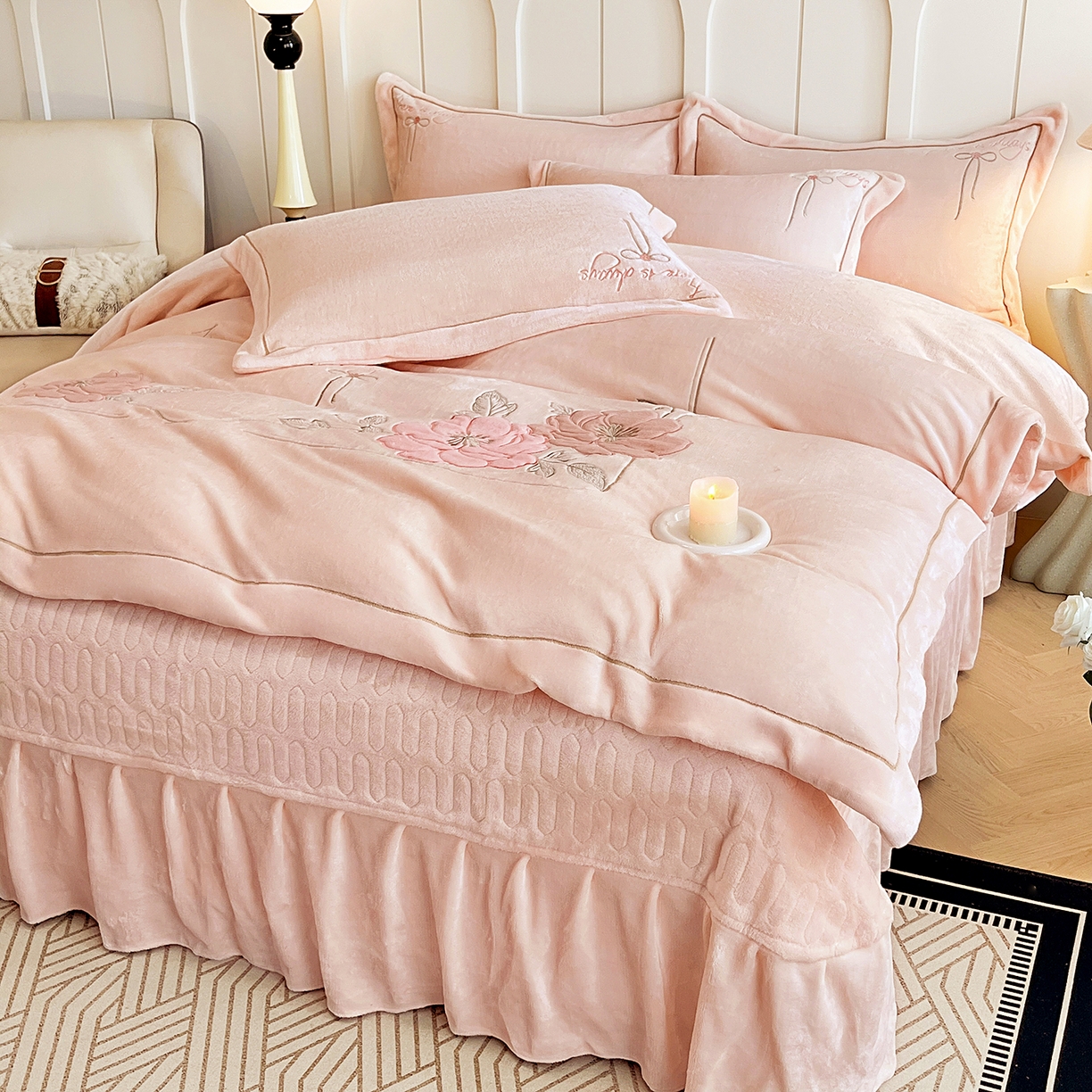 91家纺网 家纺一手货源 找家纺 孟鑫家纺 2025新款230克高克重宽边一字绣牛奶绒贴布绣花四件套床盖款-绣语清风 绣语清风-粉玉