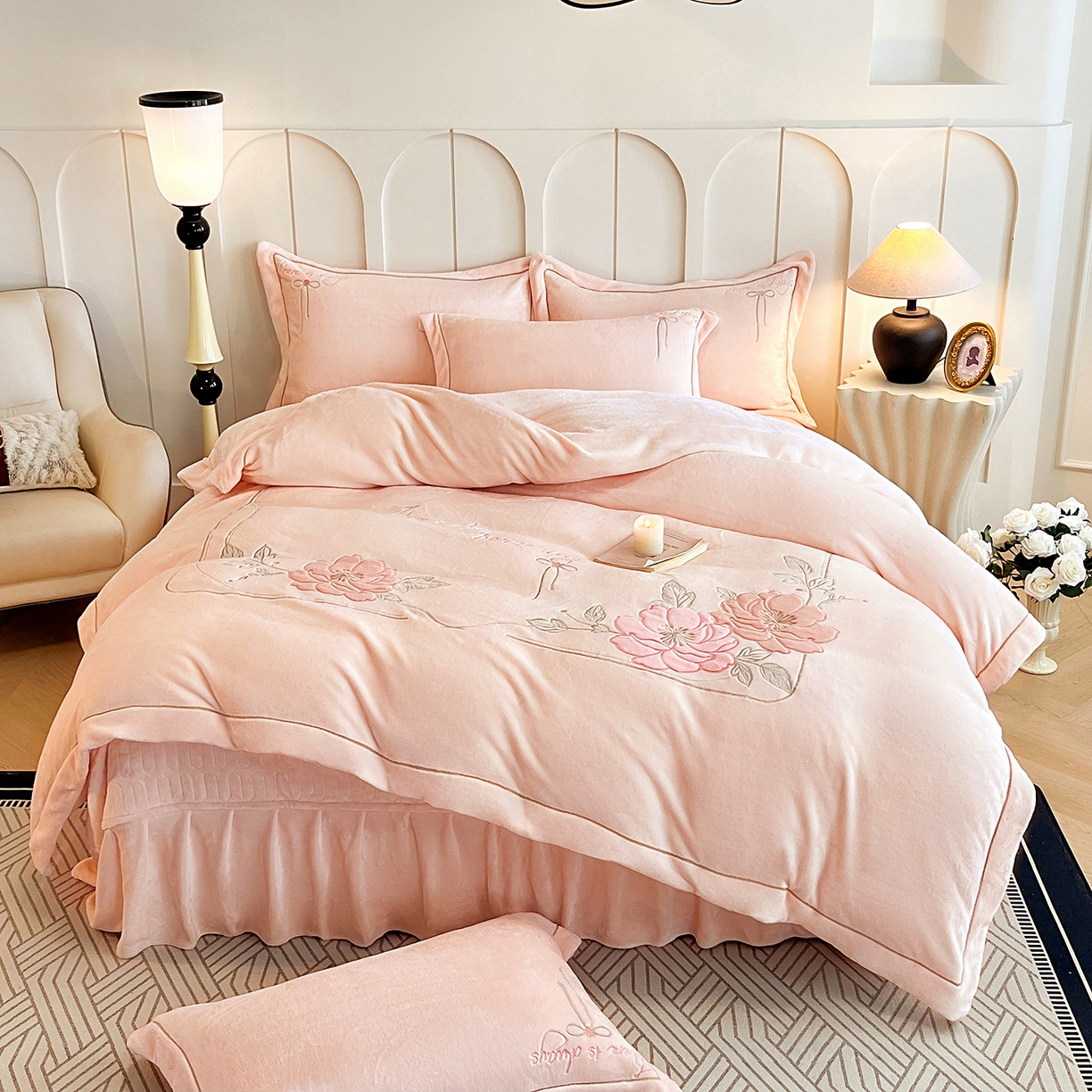 91家纺网 家纺一手货源 找家纺 孟鑫家纺 2025新款230克高克重宽边一字绣牛奶绒贴布绣花四件套床盖款-绣语清风 绣语清风-粉玉