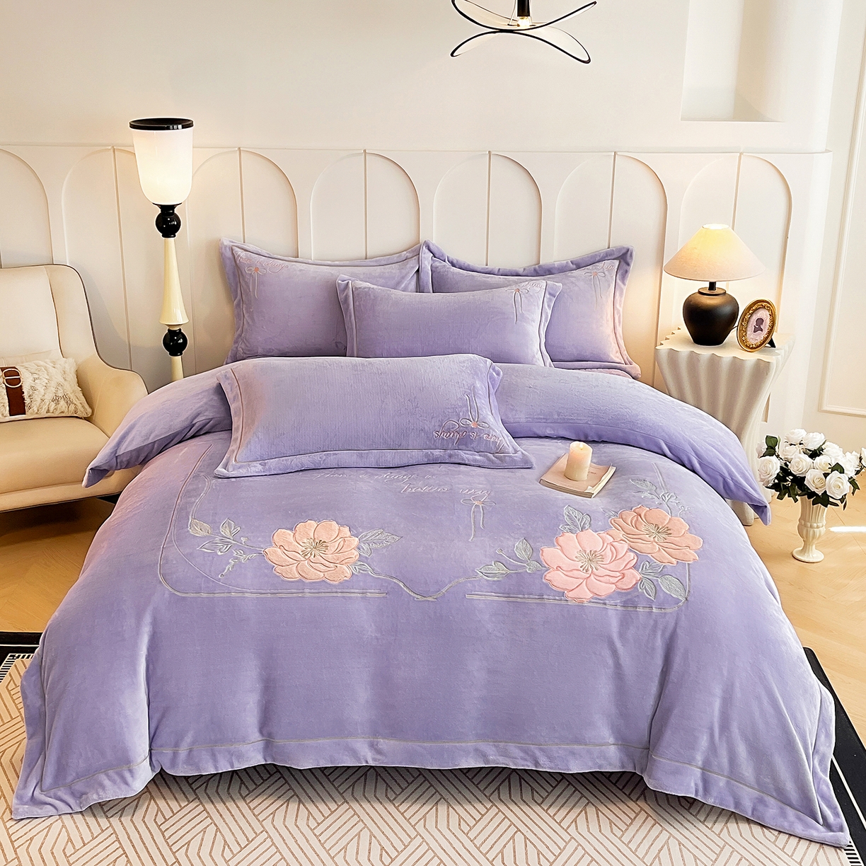 91家纺网 家纺一手货源 找家纺 孟鑫家纺 2025新款230克高克重宽边一字绣牛奶绒贴布绣花四件套床盖款-绣语清风 绣语清风-千夏紫