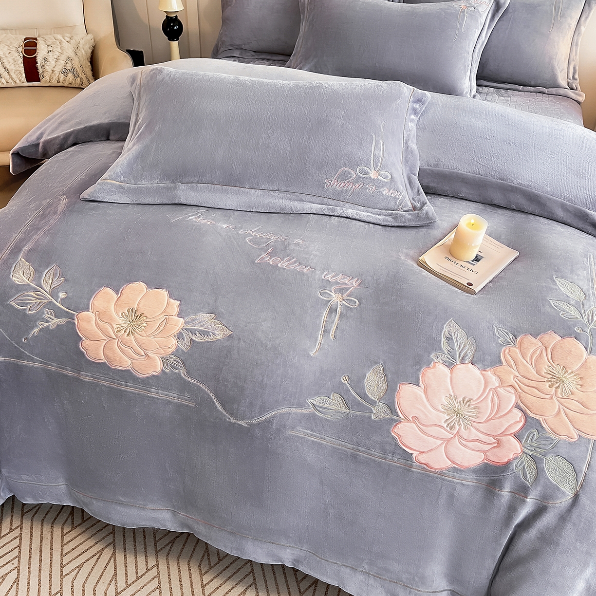 91家纺网 家纺一手货源 找家纺 孟鑫家纺 2025新款230克高克重宽边一字绣牛奶绒贴布绣花四件套床盖款-绣语清风 绣语清风-灰紫