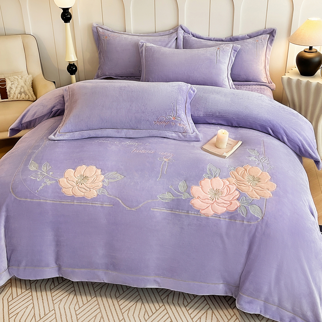 91家纺网 家纺一手货源 找家纺 孟鑫家纺 2025新款230克高克重宽边一字绣牛奶绒贴布绣花四件套床盖款-绣语清风 绣语清风-千夏紫