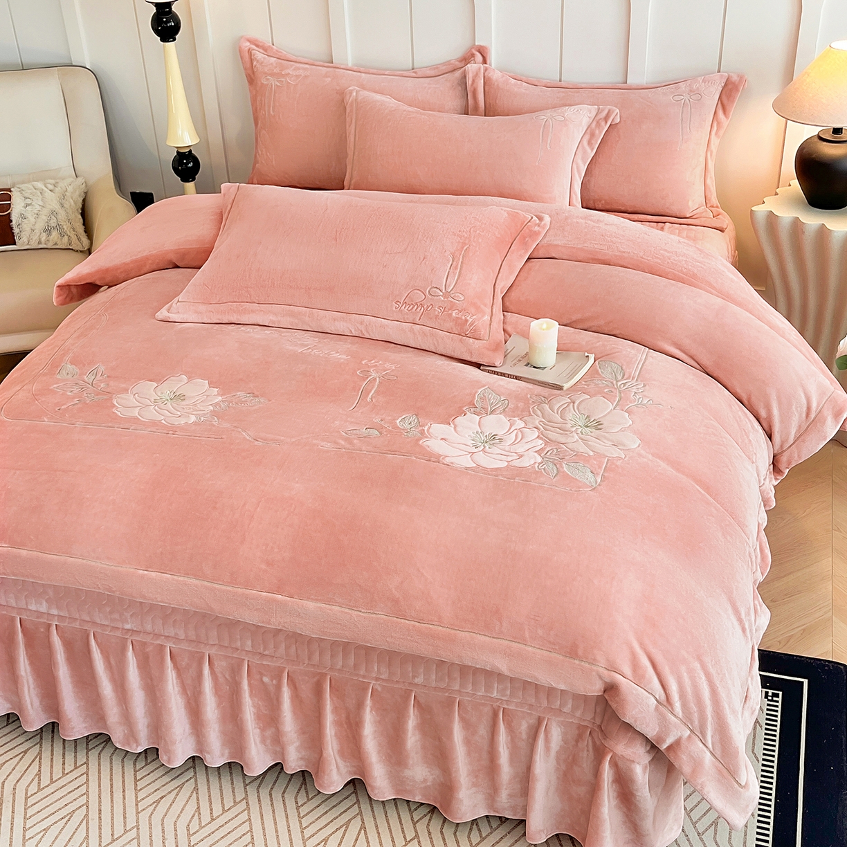 91家纺网 家纺一手货源 找家纺 孟鑫家纺 2025新款230克高克重宽边一字绣牛奶绒贴布绣花四件套床盖款-绣语清风 绣语清风-豆沙