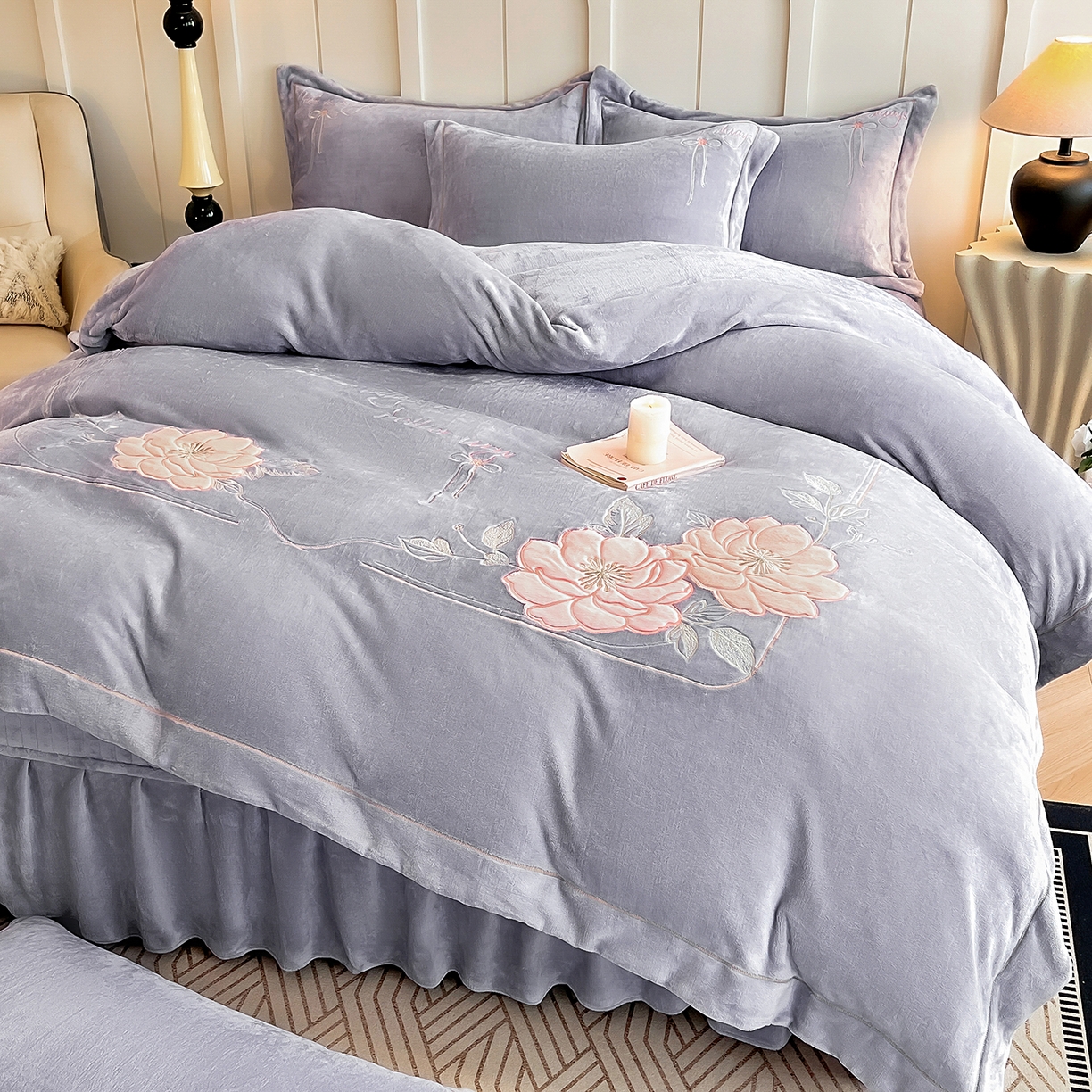 91家纺网 家纺一手货源 找家纺 孟鑫家纺 2025新款230克高克重宽边一字绣牛奶绒贴布绣花四件套床盖款-绣语清风 绣语清风-灰紫