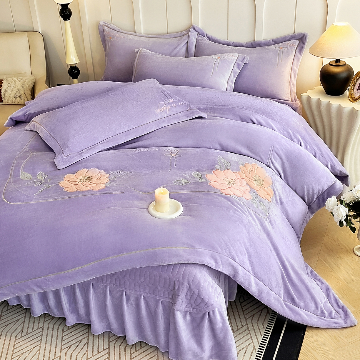 91家纺网 家纺一手货源 找家纺 孟鑫家纺 2025新款230克高克重宽边一字绣牛奶绒贴布绣花四件套床盖款-绣语清风 绣语清风-千夏紫