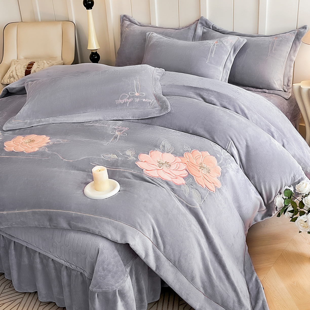 91家纺网 家纺一手货源 找家纺 孟鑫家纺 2025新款230克高克重宽边一字绣牛奶绒贴布绣花四件套床盖款-绣语清风 绣语清风-灰紫