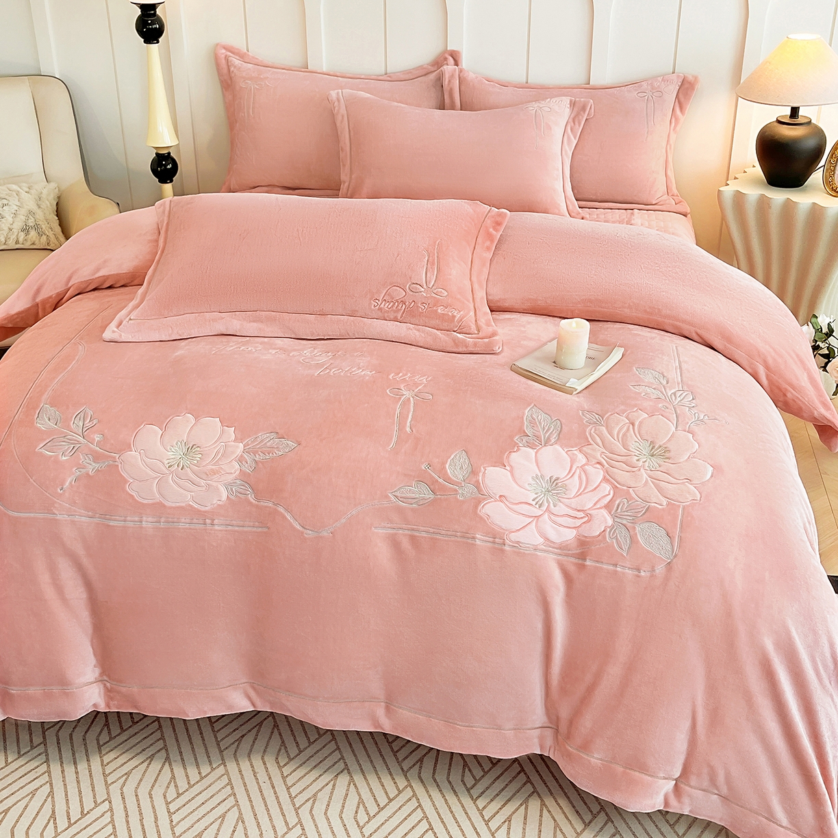 91家纺网 家纺一手货源 找家纺 孟鑫家纺 2025新款230克高克重宽边一字绣牛奶绒贴布绣花四件套床盖款-绣语清风 绣语清风-豆沙