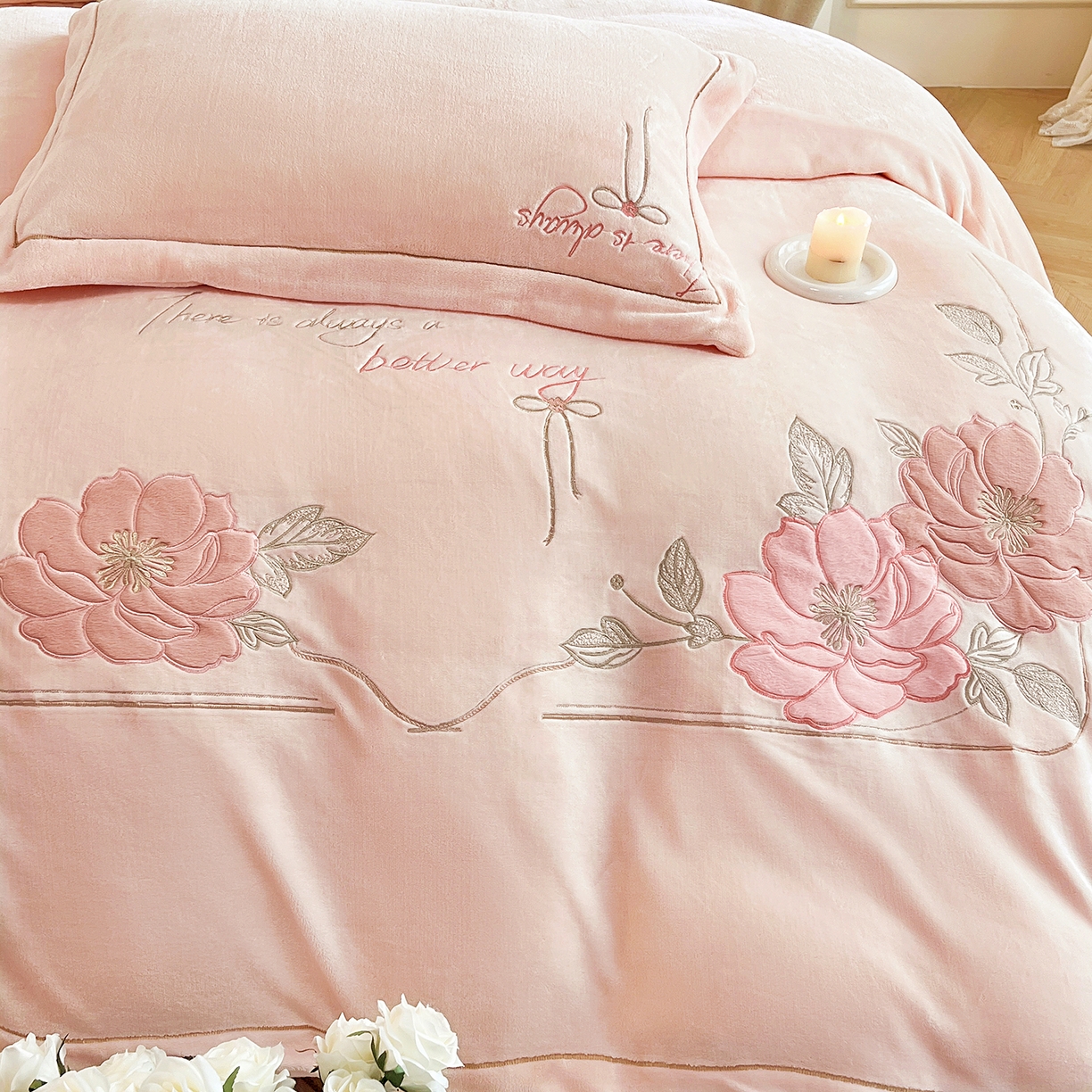 91家纺网 家纺一手货源 找家纺 孟鑫家纺 2025新款230克高克重宽边一字绣牛奶绒贴布绣花四件套床盖款-绣语清风 绣语清风-粉玉