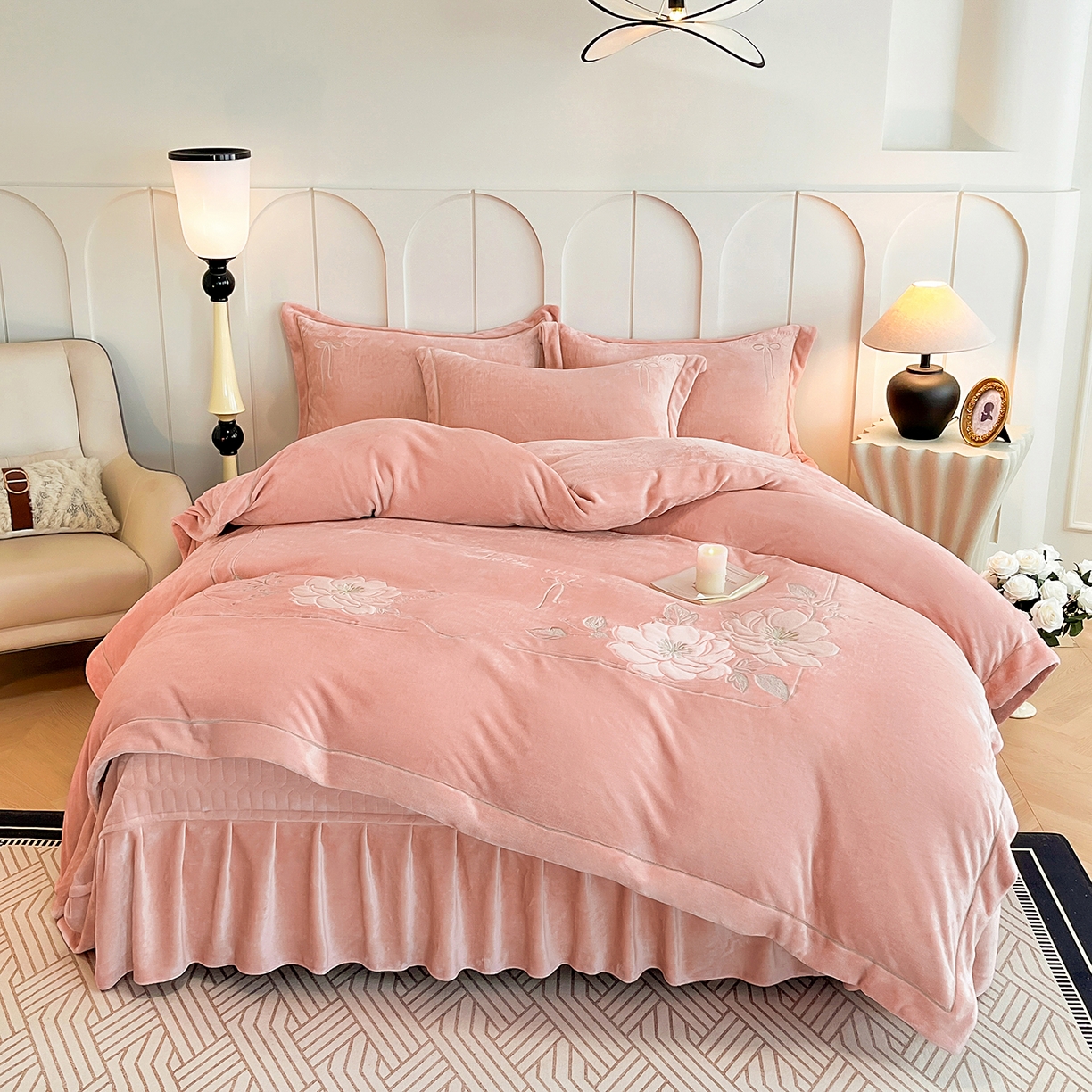 91家纺网 家纺一手货源 找家纺 孟鑫家纺 2025新款230克高克重宽边一字绣牛奶绒贴布绣花四件套床盖款-绣语清风 绣语清风-豆沙