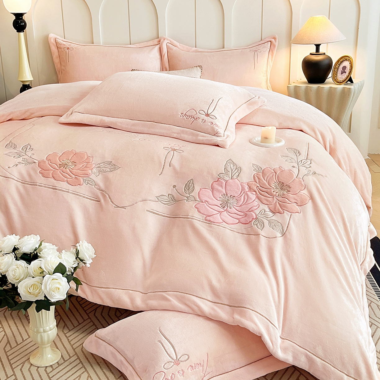 91家纺网 家纺一手货源 找家纺 孟鑫家纺 2025新款230克高克重宽边一字绣牛奶绒贴布绣花四件套床盖款-绣语清风 绣语清风-粉玉