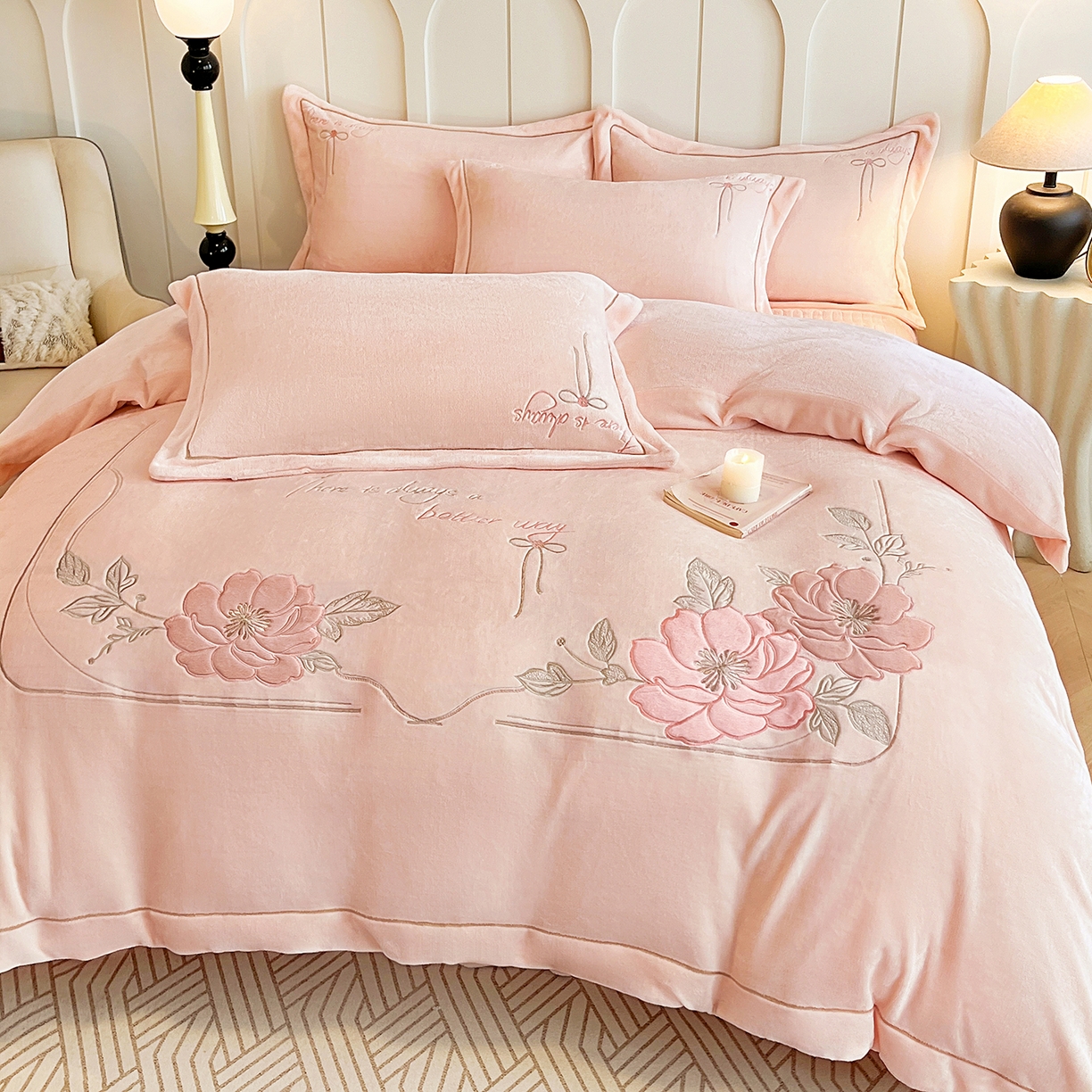 91家纺网 家纺一手货源 找家纺 孟鑫家纺 2025新款230克高克重宽边一字绣牛奶绒贴布绣花四件套床盖款-绣语清风 绣语清风-粉玉