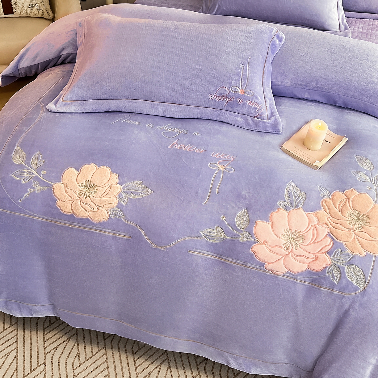 91家纺网 家纺一手货源 找家纺 孟鑫家纺 2025新款230克高克重宽边一字绣牛奶绒贴布绣花四件套床盖款-绣语清风 绣语清风-千夏紫