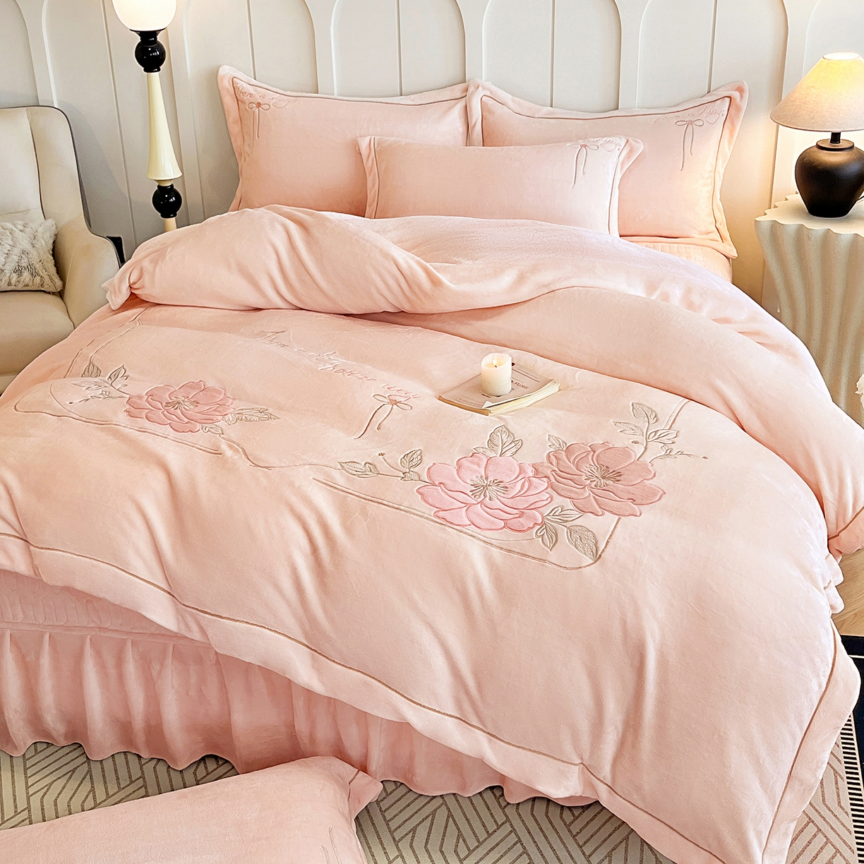 91家纺网 家纺一手货源 找家纺 孟鑫家纺 2025新款230克高克重宽边一字绣牛奶绒贴布绣花四件套床盖款-绣语清风 绣语清风-粉玉