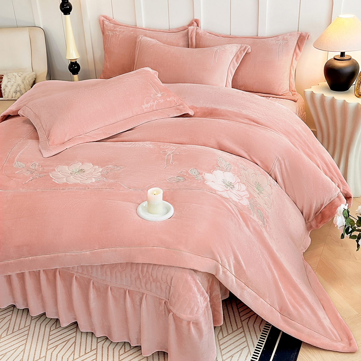 91家纺网 家纺一手货源 找家纺 孟鑫家纺 2025新款230克高克重宽边一字绣牛奶绒贴布绣花四件套床盖款-绣语清风 绣语清风-豆沙