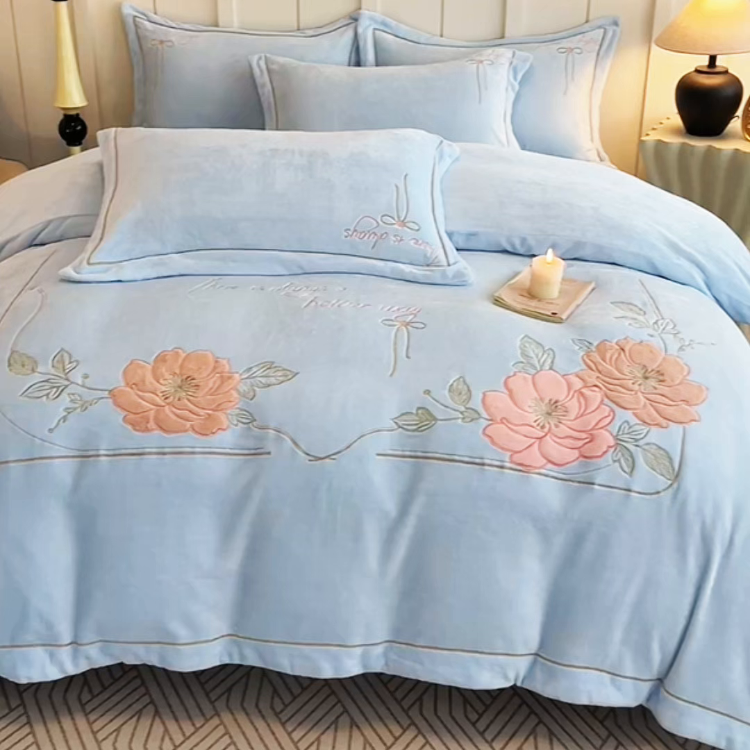 91家纺网 家纺一手货源 找家纺 孟鑫家纺 2025新款230克高克重宽边一字绣牛奶绒贴布绣花四件套床盖款-绣语清风 绣语清风-天空兰