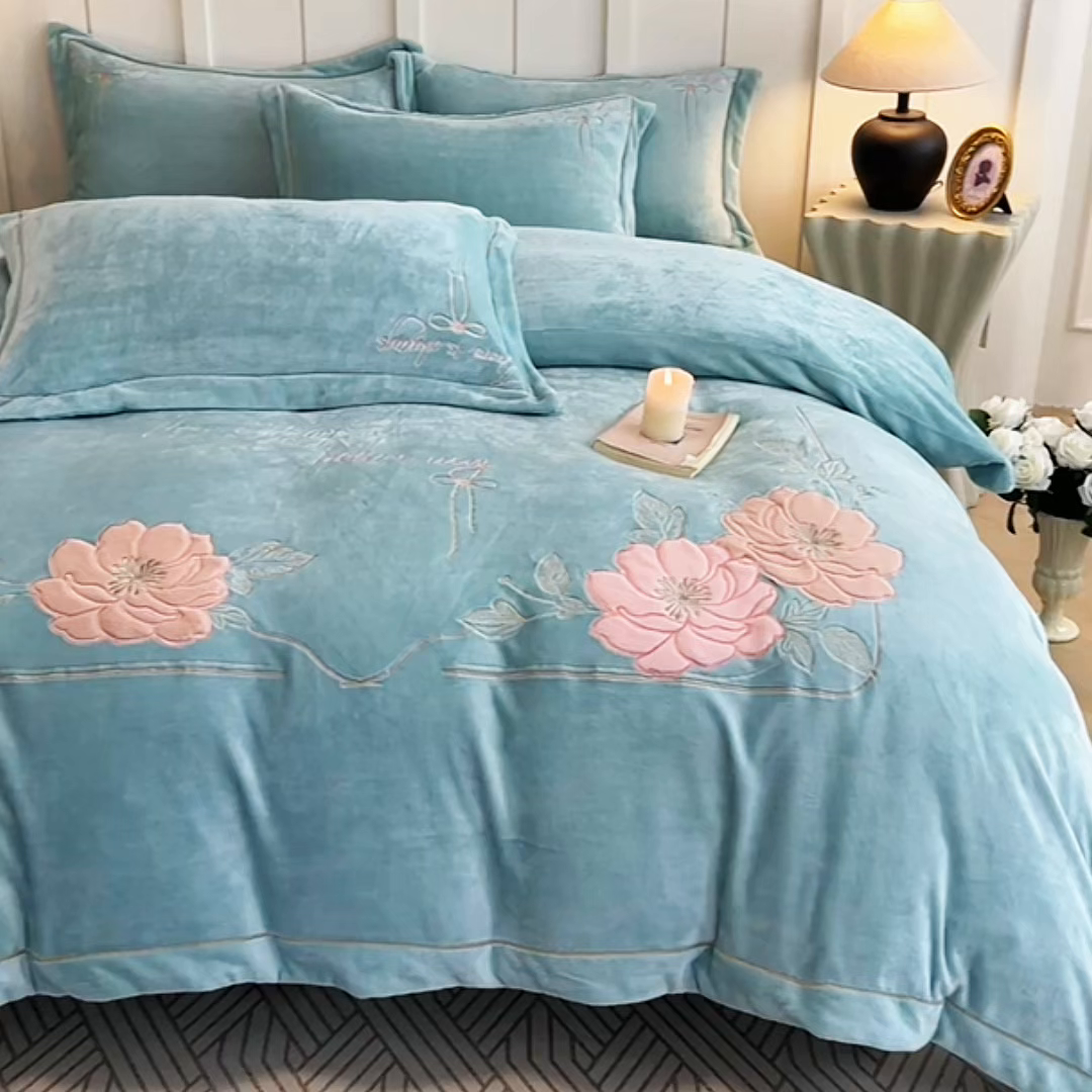 91家纺网 家纺一手货源 找家纺 孟鑫家纺 2025新款230克高克重宽边一字绣牛奶绒贴布绣花四件套床盖款-绣语清风 绣语清风-湖绿