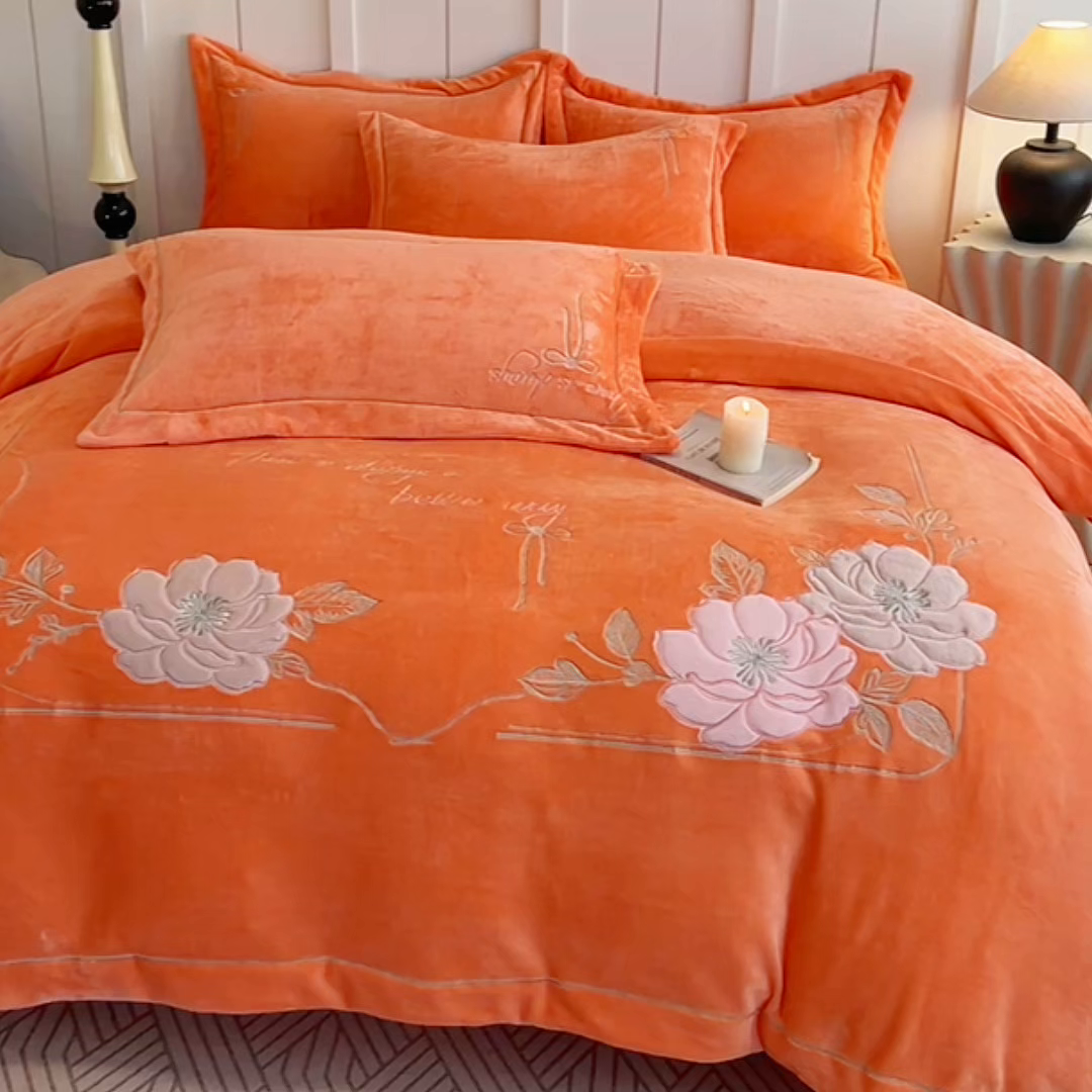 91家纺网 家纺一手货源 找家纺 孟鑫家纺 2025新款230克高克重宽边一字绣牛奶绒贴布绣花四件套床盖款-绣语清风 绣语清风-桔色