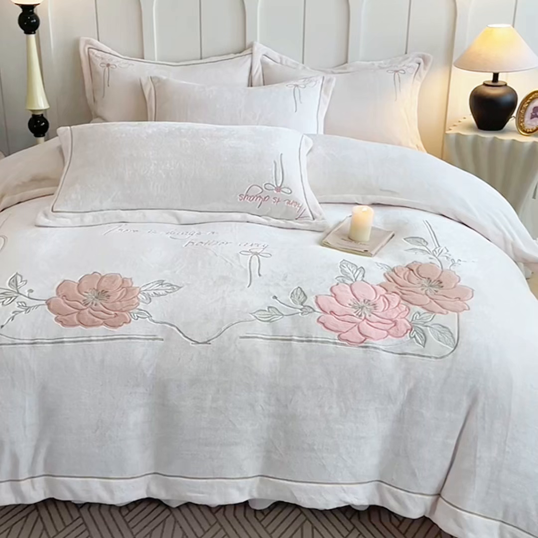 91家纺网 家纺一手货源 找家纺 孟鑫家纺 2025新款230克高克重宽边一字绣牛奶绒贴布绣花四件套床盖款-绣语清风 绣语清风-奶昔白