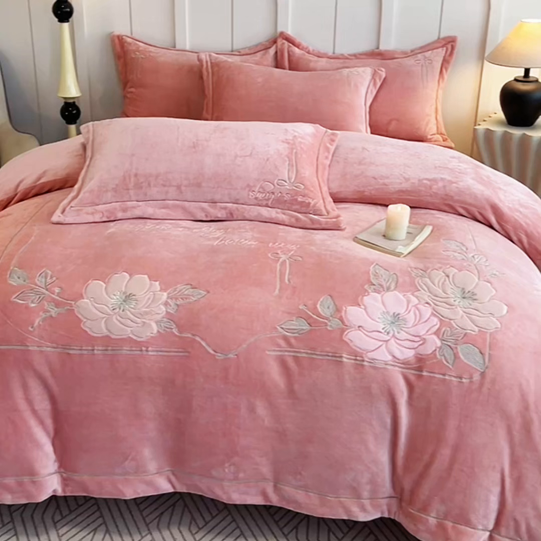 91家纺网 家纺一手货源 找家纺 孟鑫家纺 2025新款230克高克重宽边一字绣牛奶绒贴布绣花四件套床盖款-绣语清风 绣语清风-豆沙