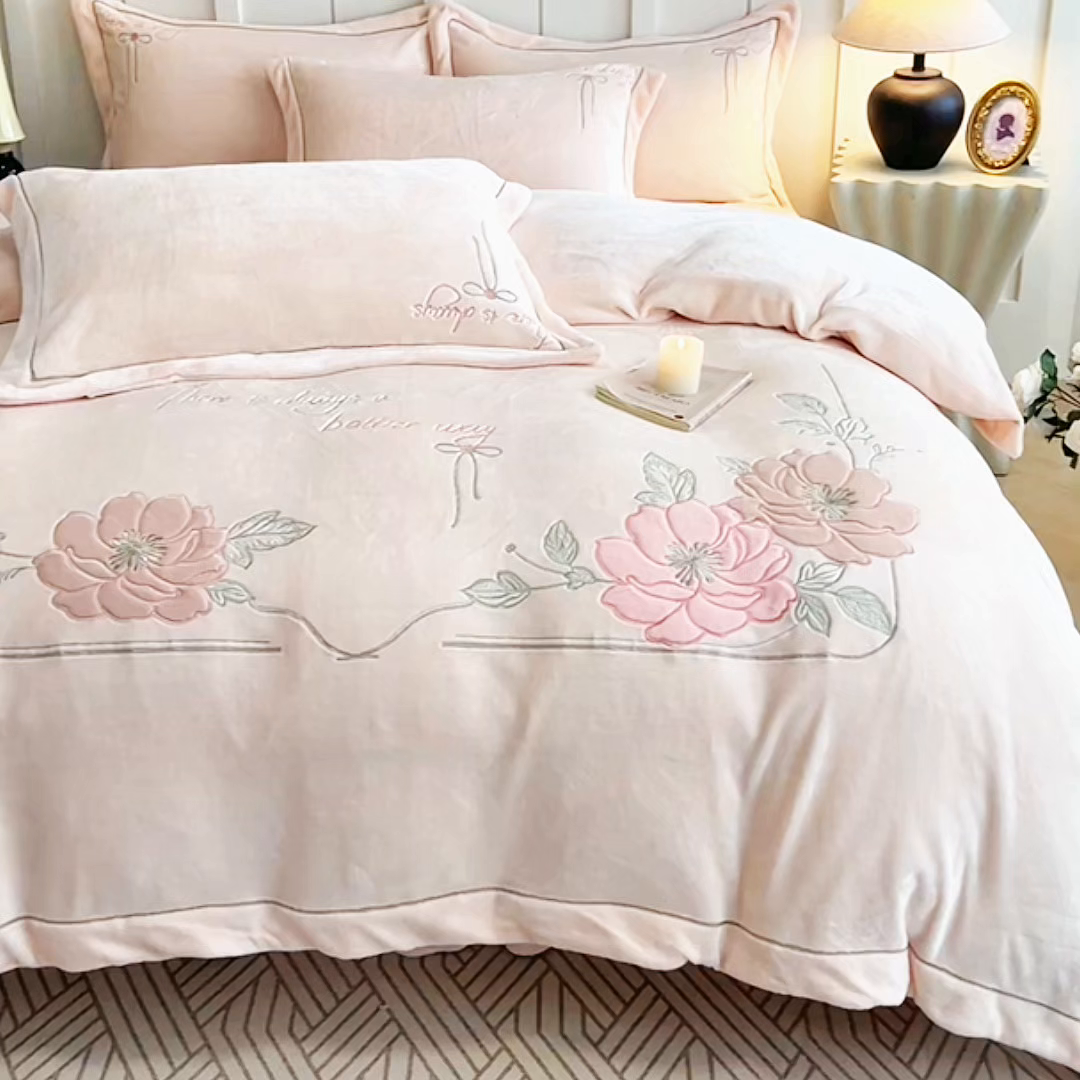 91家纺网 家纺一手货源 找家纺 孟鑫家纺 2025新款230克高克重宽边一字绣牛奶绒贴布绣花四件套床盖款-绣语清风 绣语清风-粉玉