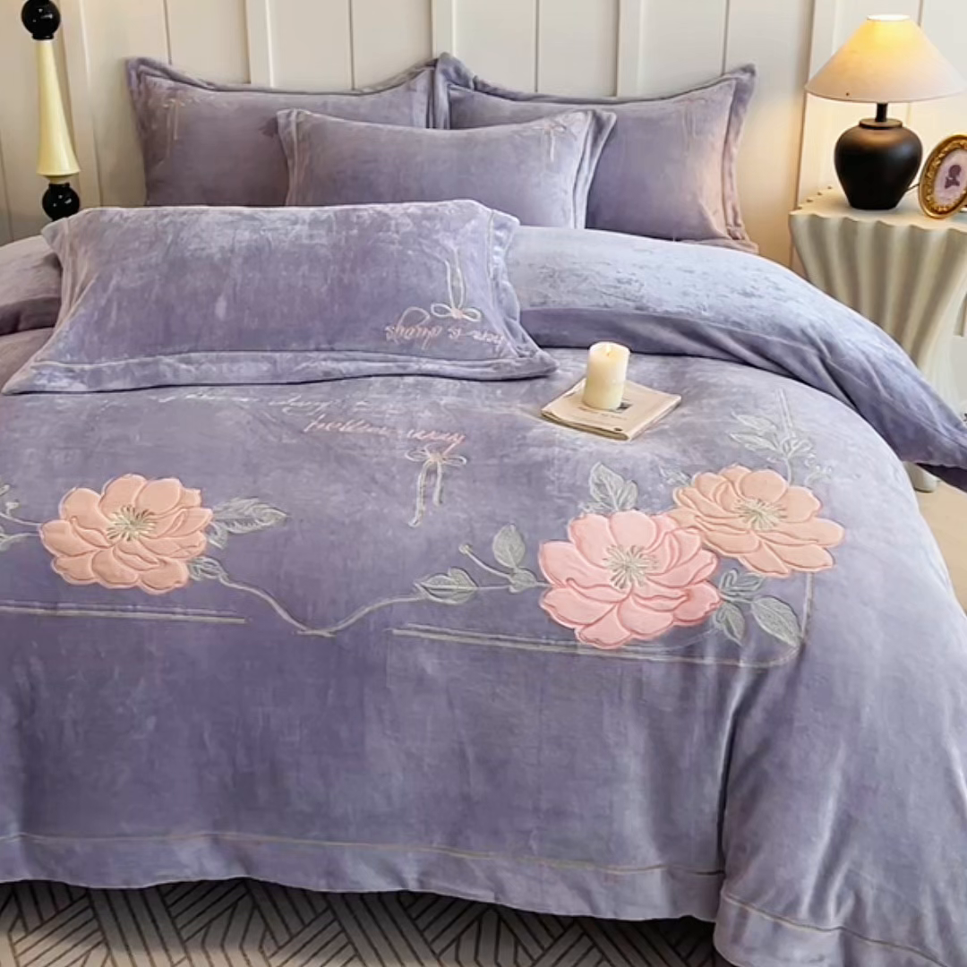 91家纺网 家纺一手货源 找家纺 孟鑫家纺 2025新款230克高克重宽边一字绣牛奶绒贴布绣花四件套床盖款-绣语清风 绣语清风-灰紫