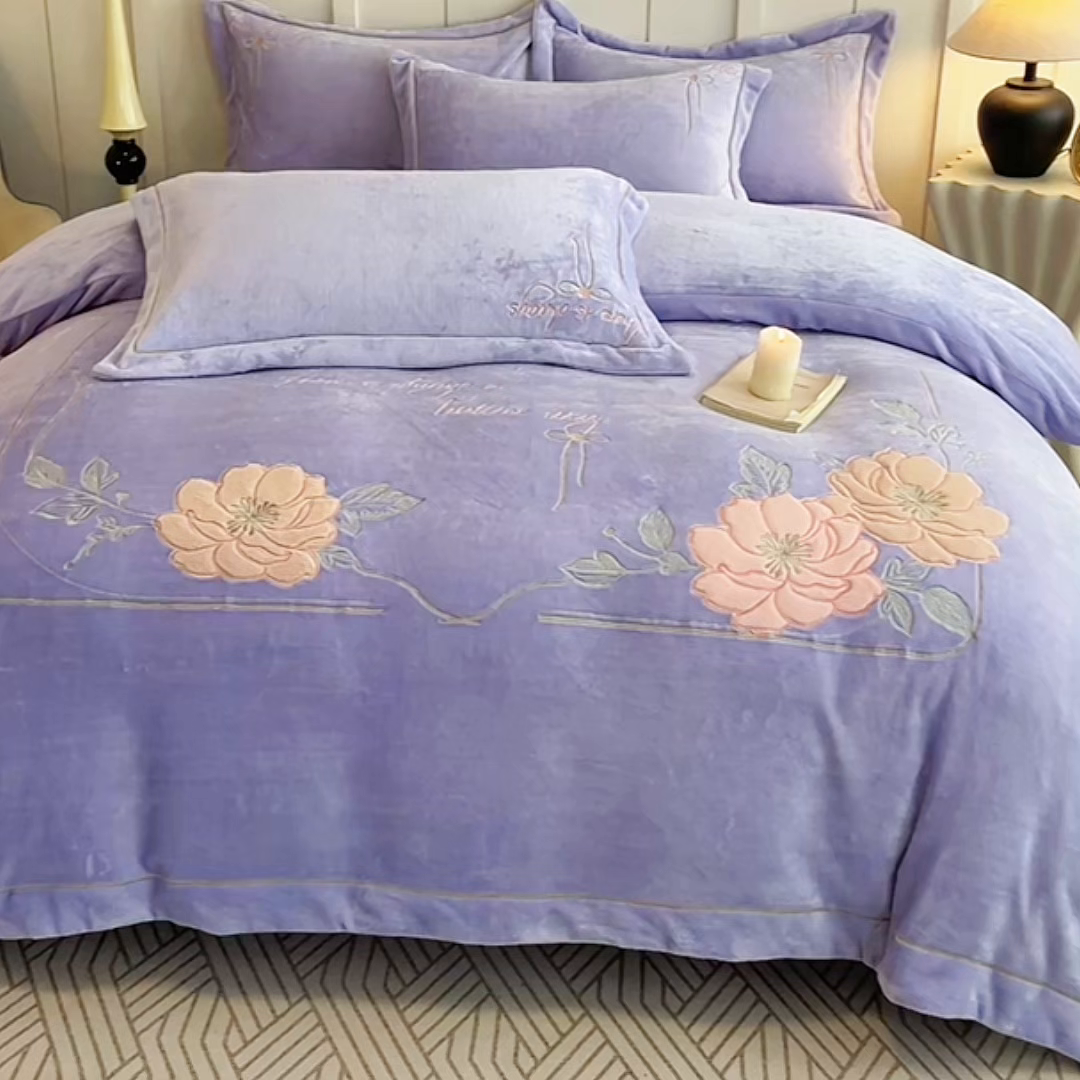 91家纺网 家纺一手货源 找家纺 孟鑫家纺 2025新款230克高克重宽边一字绣牛奶绒贴布绣花四件套床盖款-绣语清风 绣语清风-千夏紫