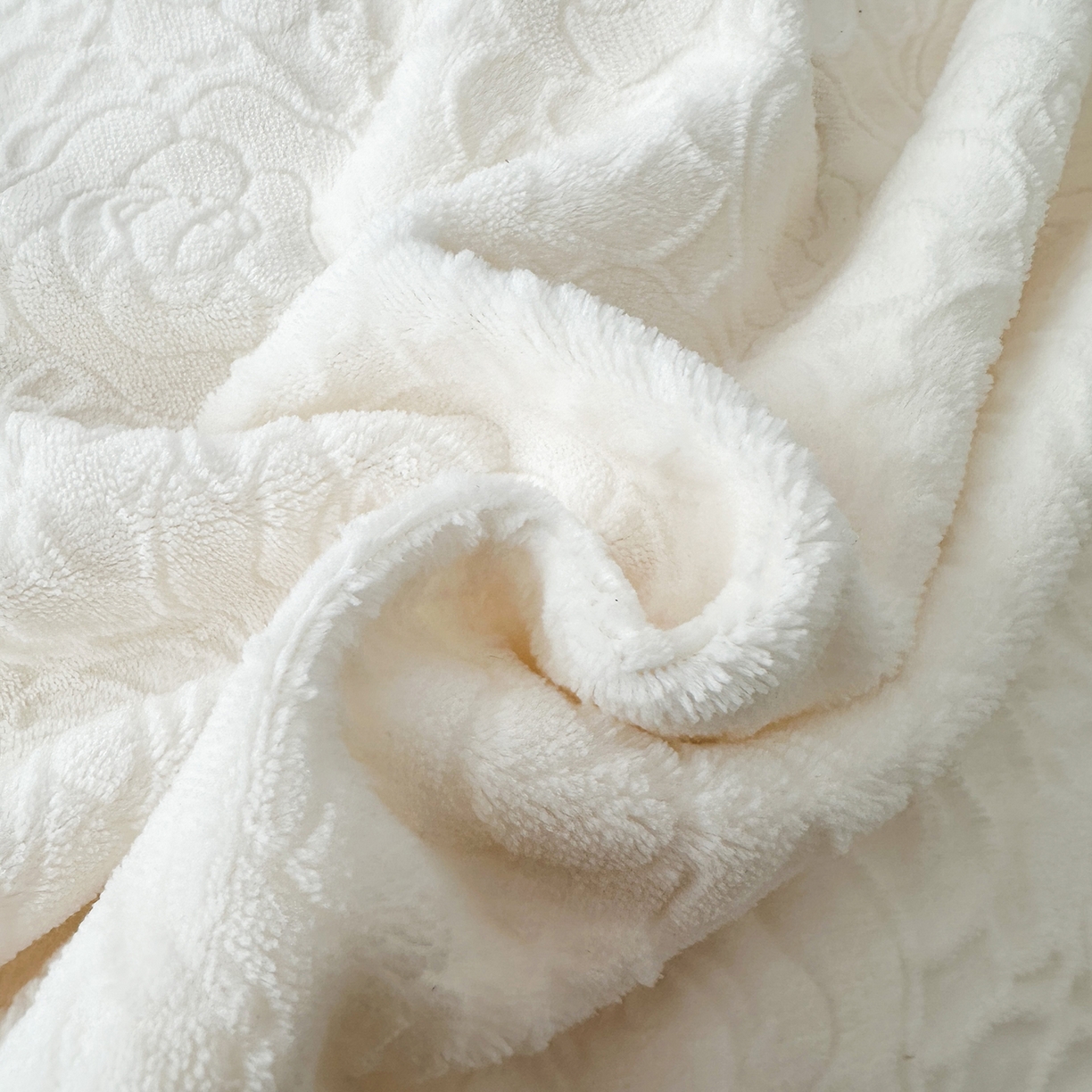 91家纺网 家纺一手货源 找家纺 （总）沐棉家居 2025新款字母刺绣雕花牛奶绒四件套