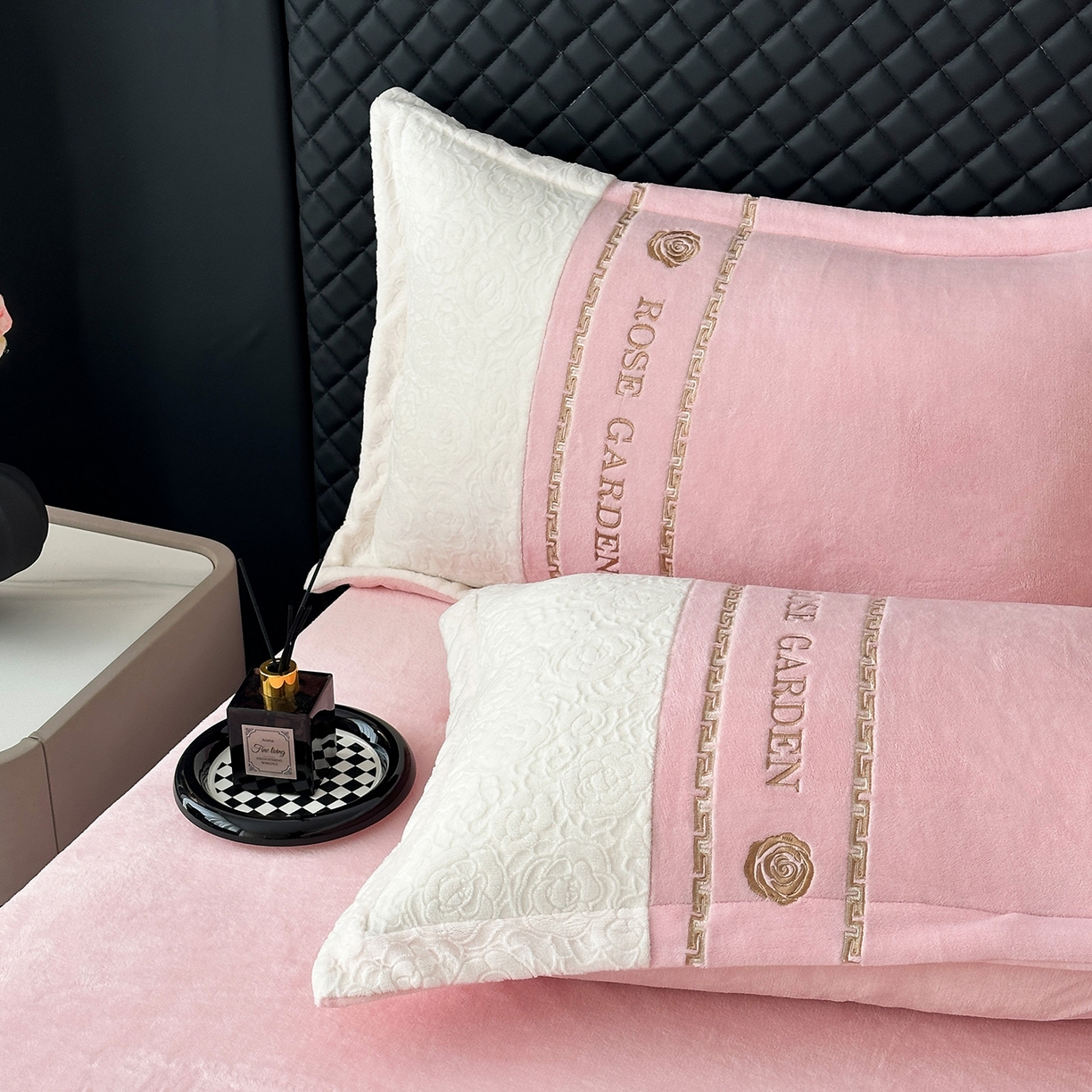 91家纺网 家纺一手货源 找家纺 （总）沐棉家居 2025新款字母刺绣雕花牛奶绒四件套