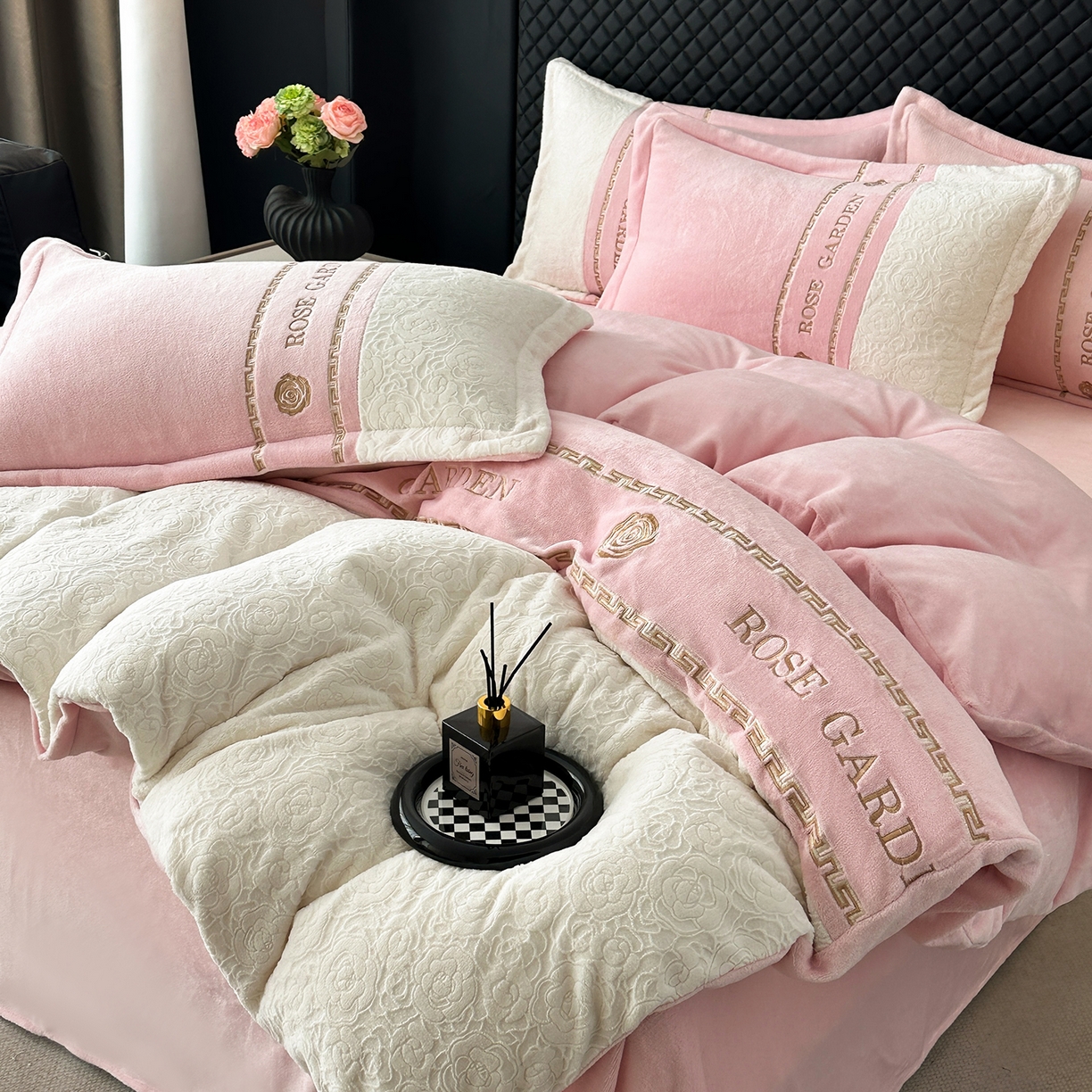 91家纺网 家纺一手货源 找家纺 沐棉家居 2025新款字母刺绣雕花牛奶绒四件套 花园·粉